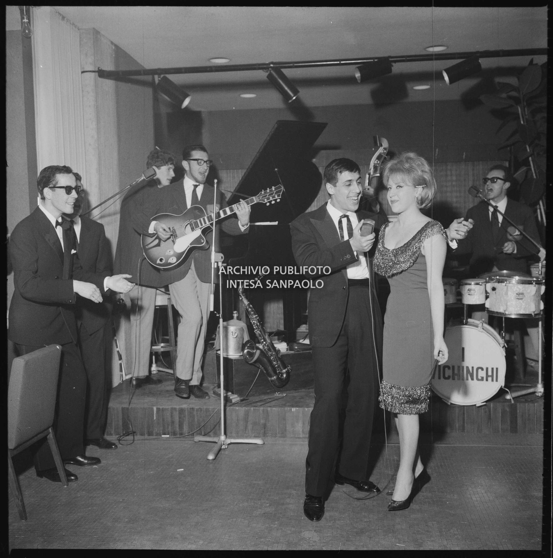 Adriano Celentano e Betty Curtis cantano accompagnati dalla band I Vichinghi al night Capopino