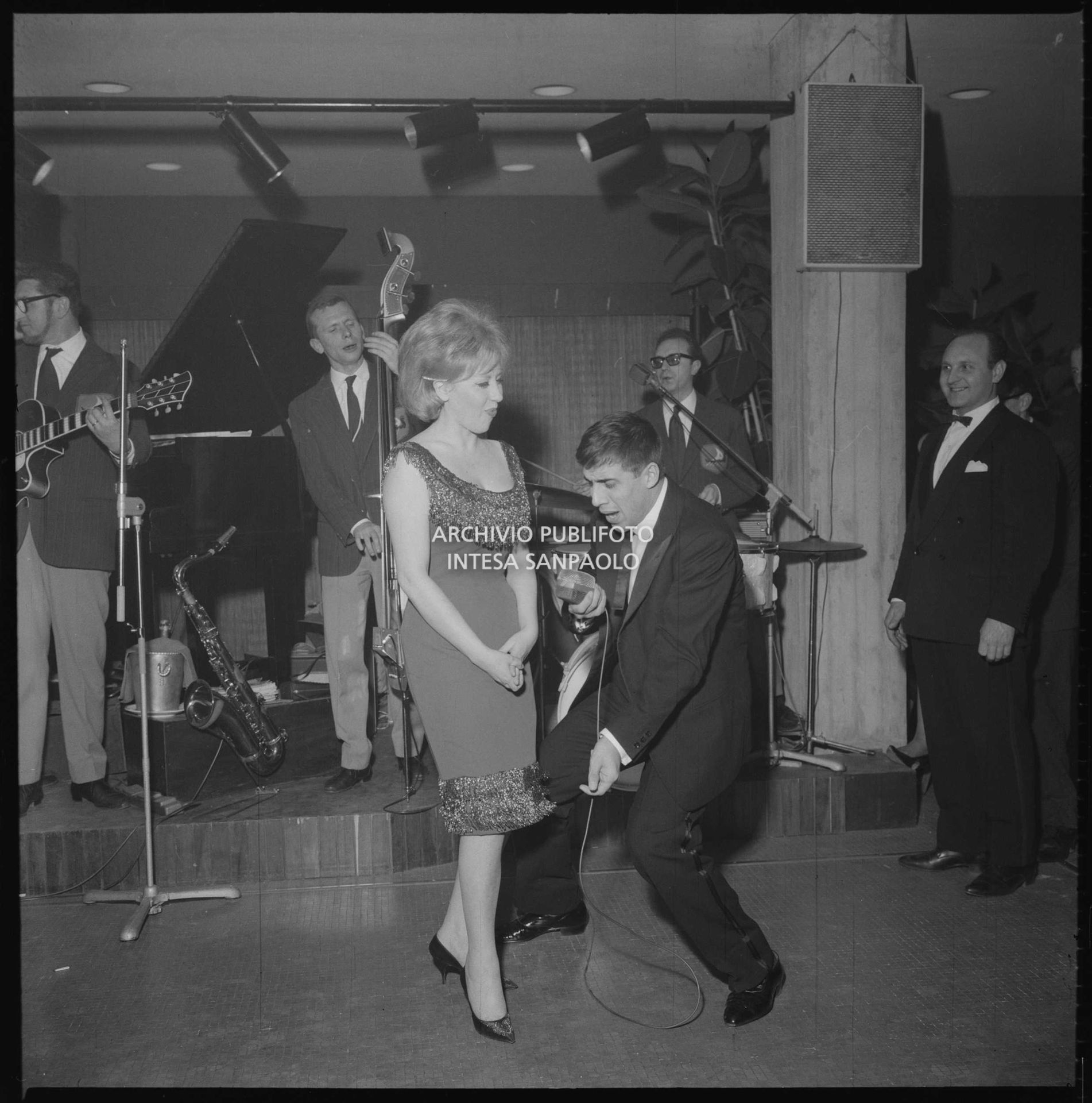 Adriano Celentano e Betty Curtis ballano accompagnati dalla band I Vichinghi al night Capopino