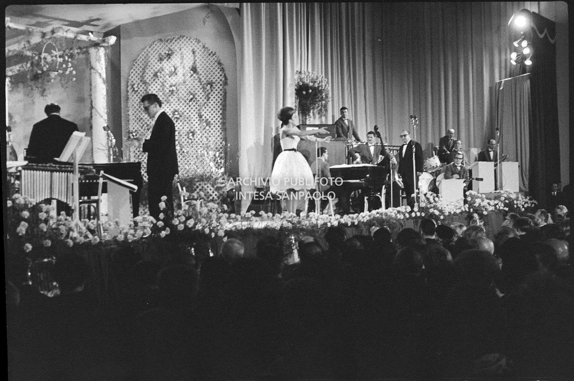 Mina si esibisce al XI Festival della canzone italiana di Sanremo