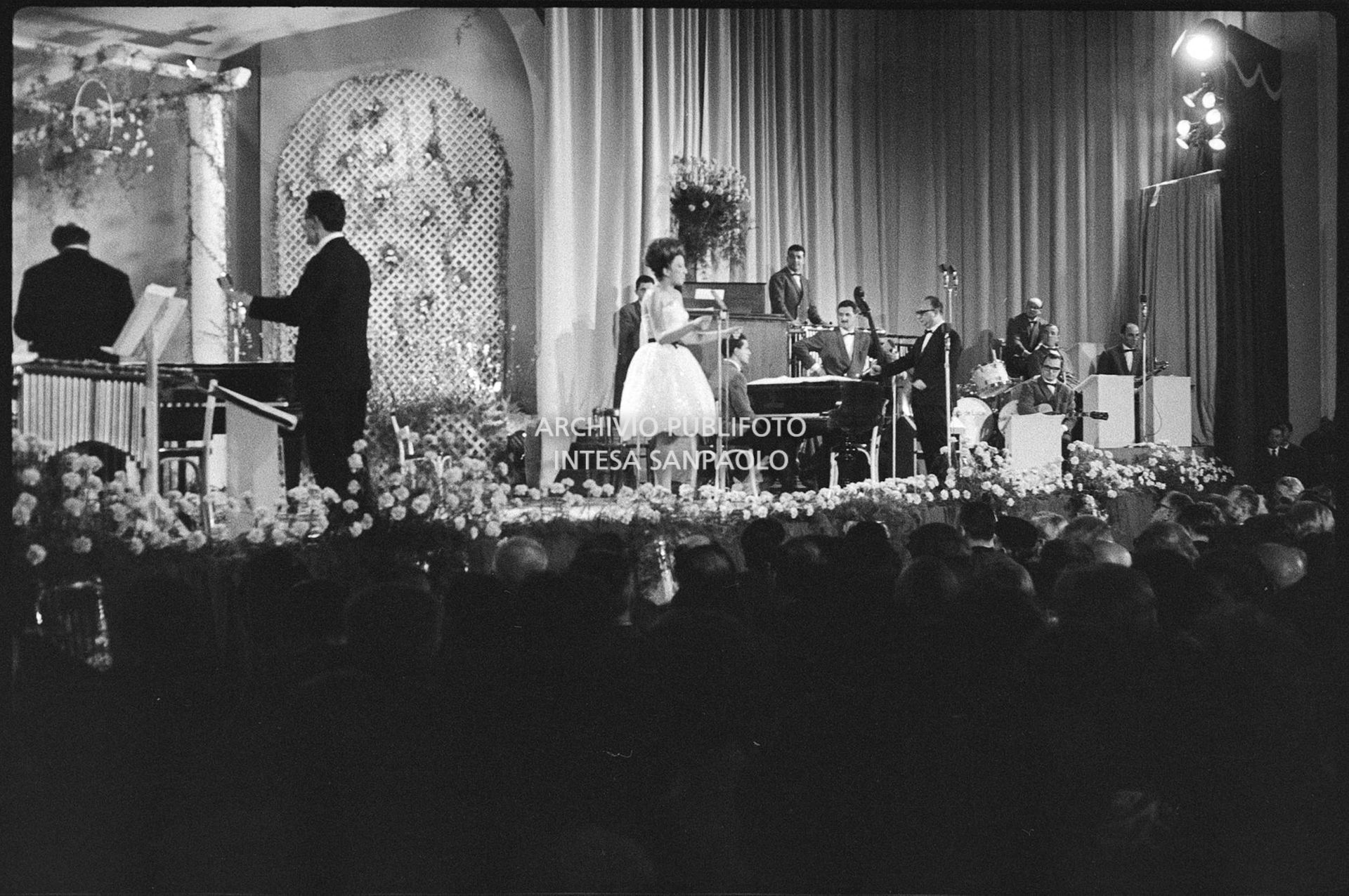 Mina si esibisce al XI Festival della canzone italiana di Sanremo