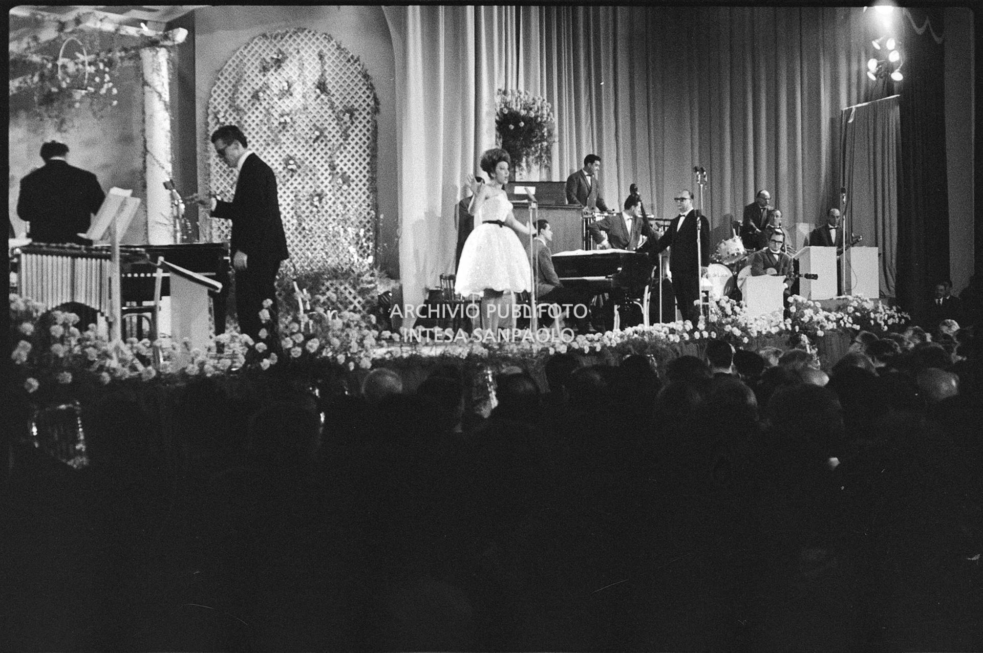 Mina si esibisce al XI Festival della canzone italiana di Sanremo