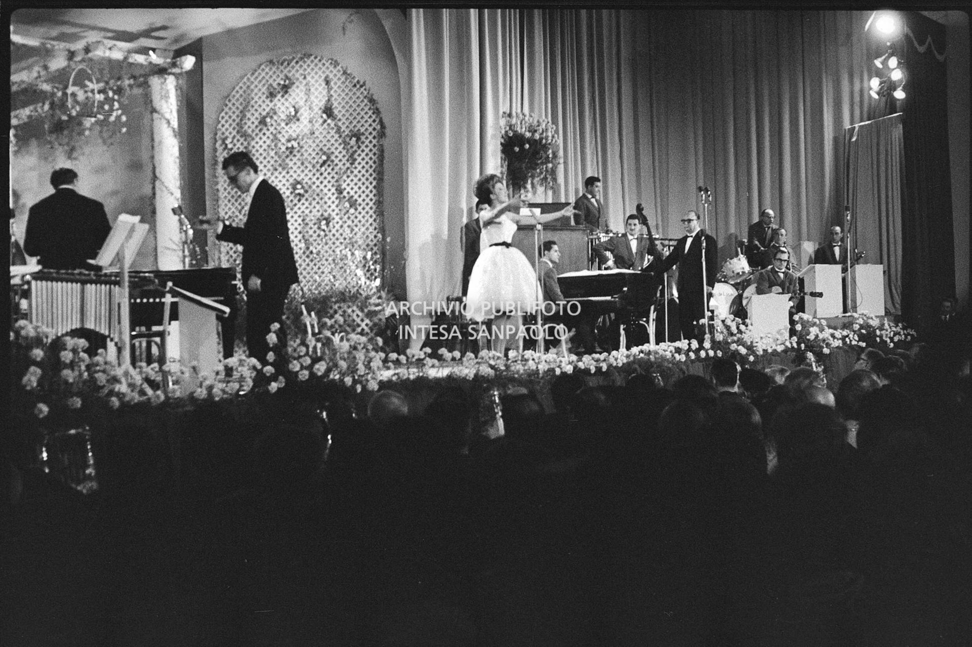 Mina si esibisce al XI Festival della canzone italiana di Sanremo