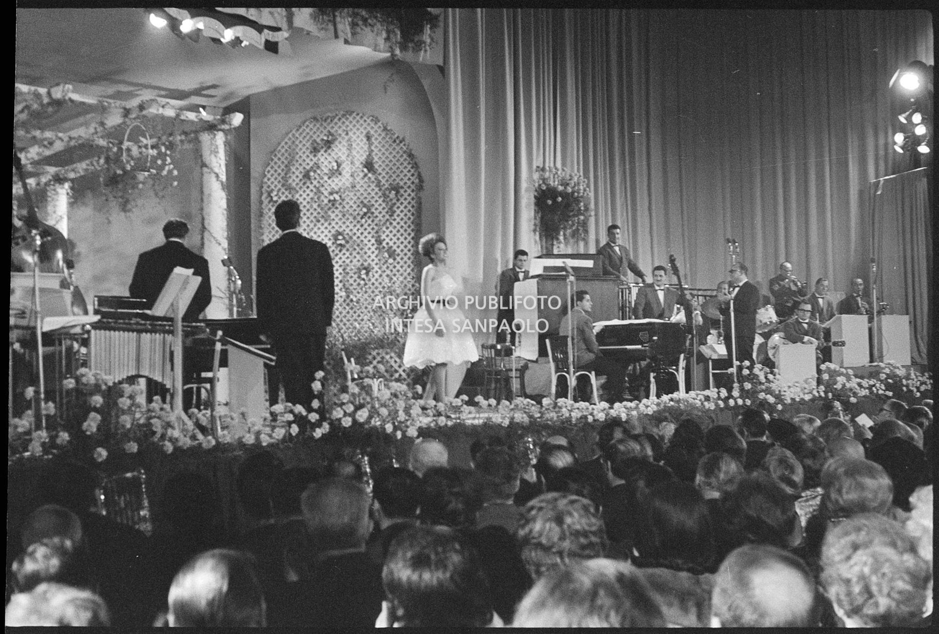 Mina si esibisce al XI Festival della canzone italiana di Sanremo