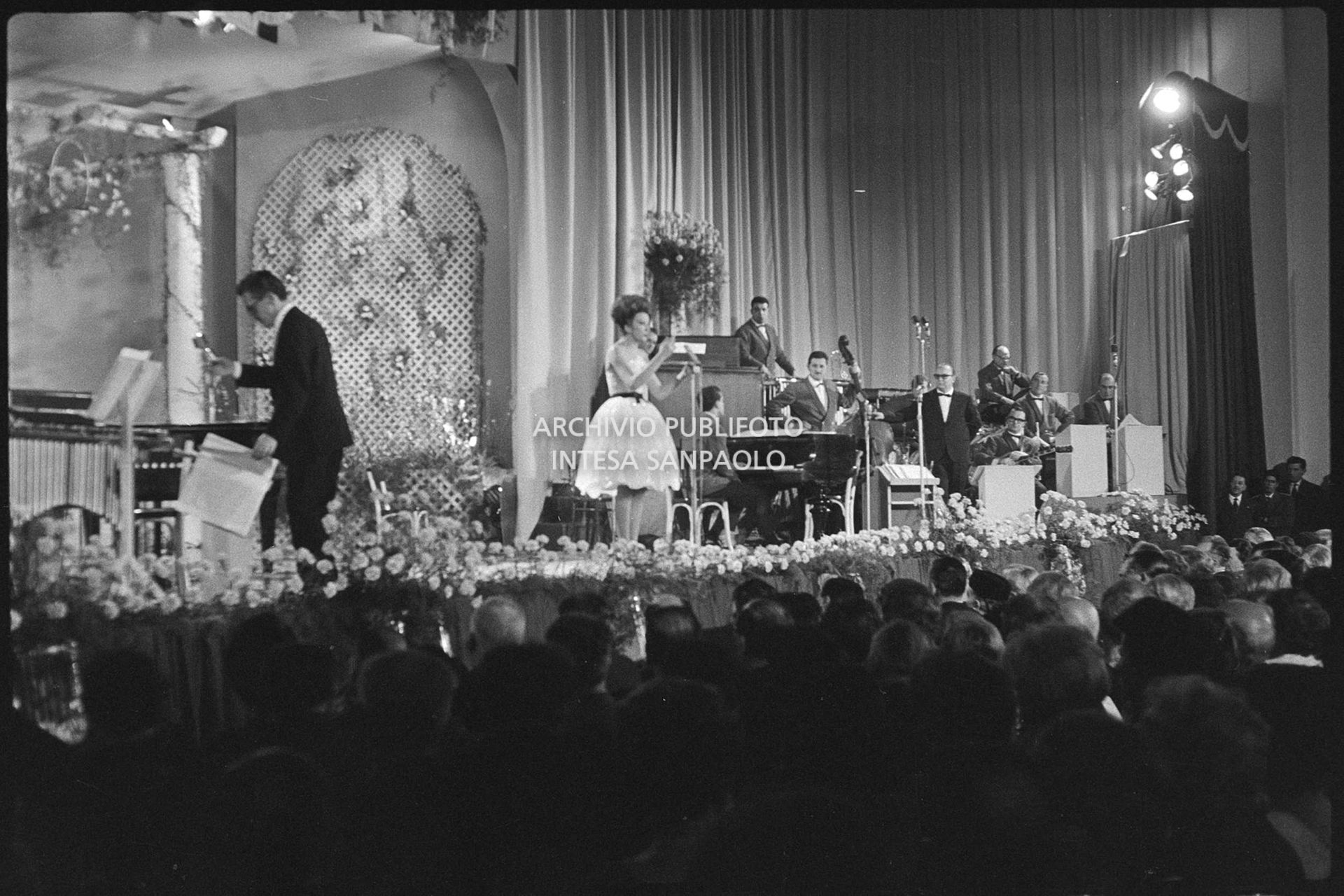 Mina si esibisce al XI Festival della canzone italiana di Sanremo