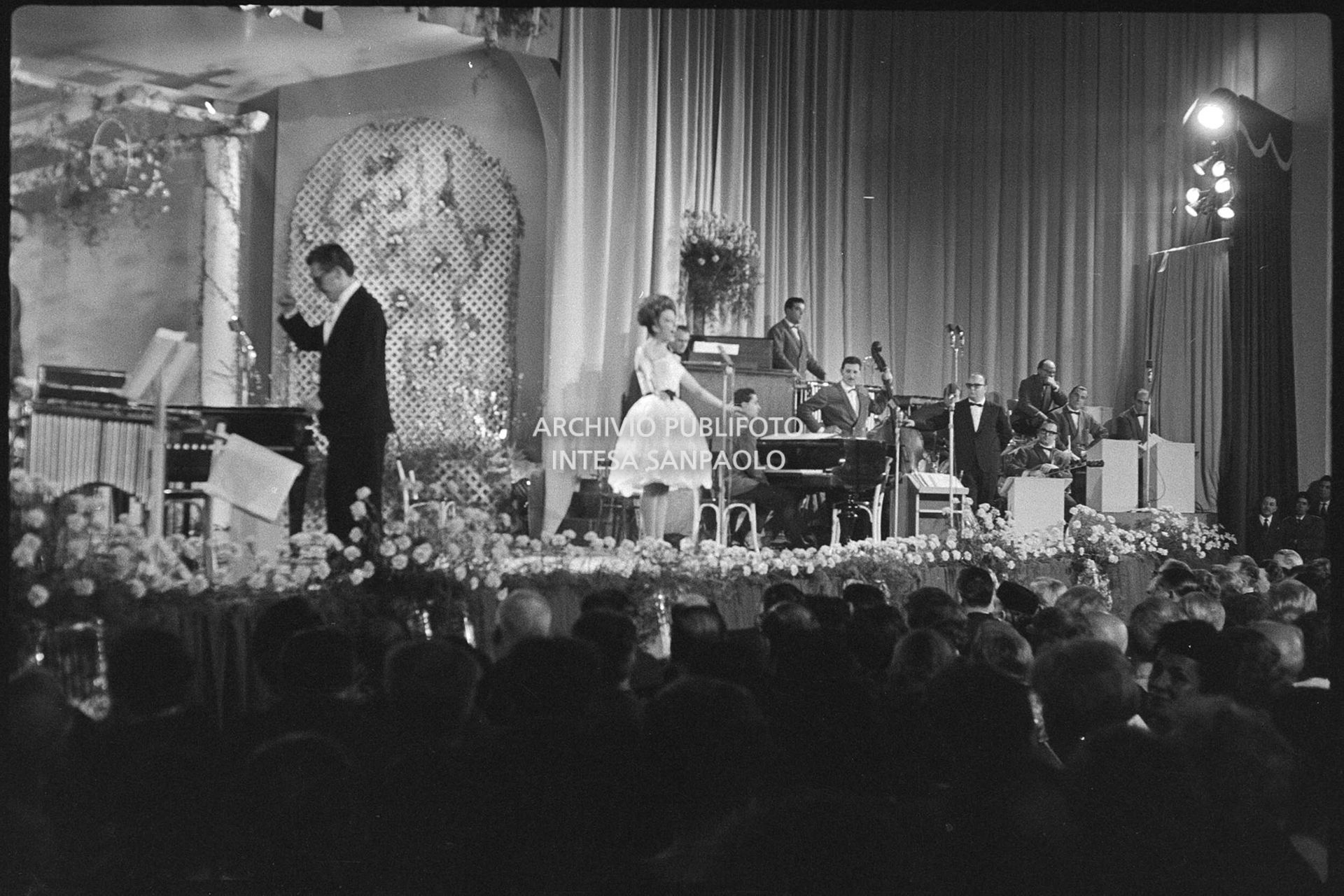 Mina si esibisce al XI Festival della canzone italiana di Sanremo