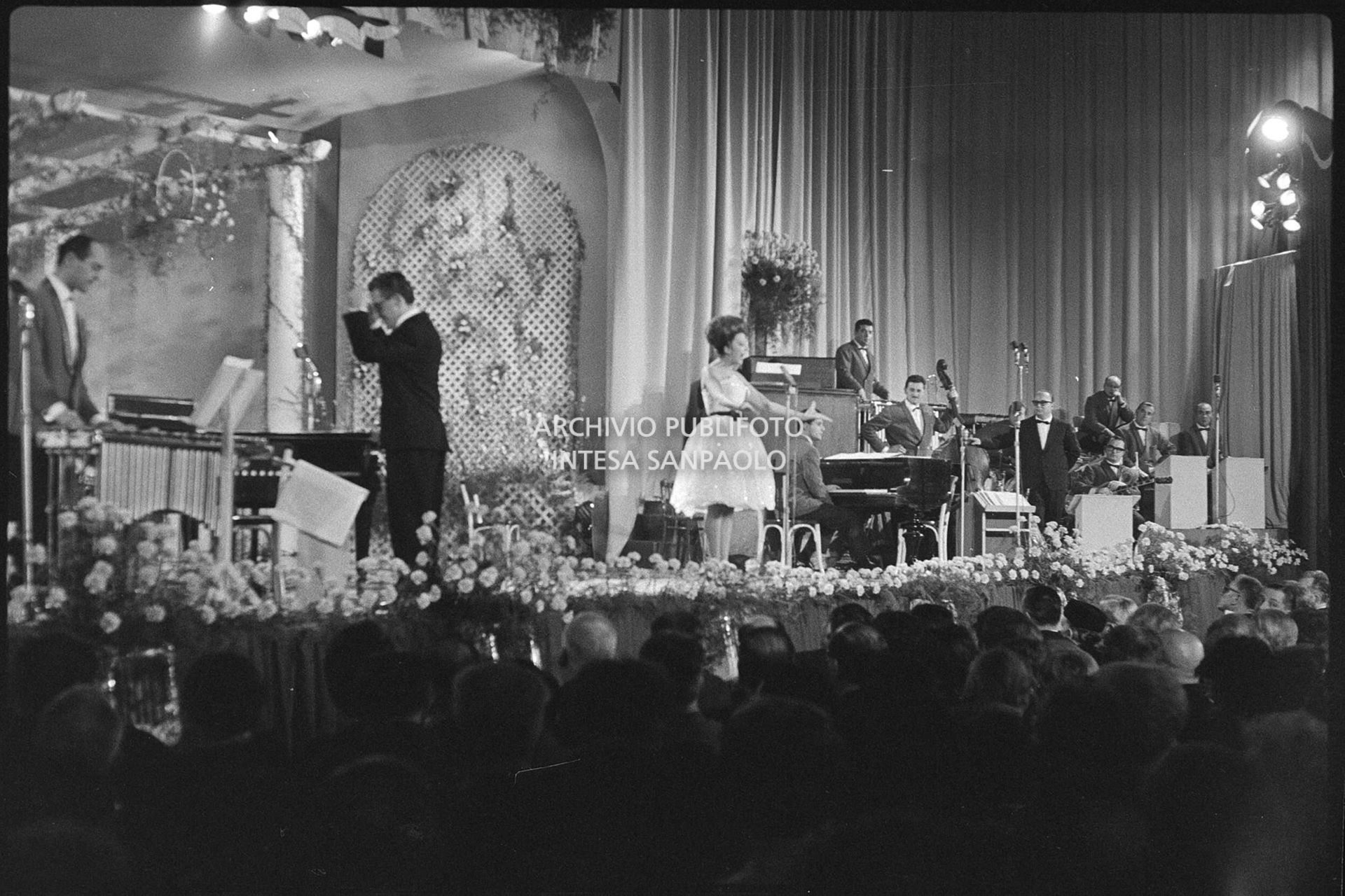 Mina si esibisce al XI Festival della canzone italiana di Sanremo