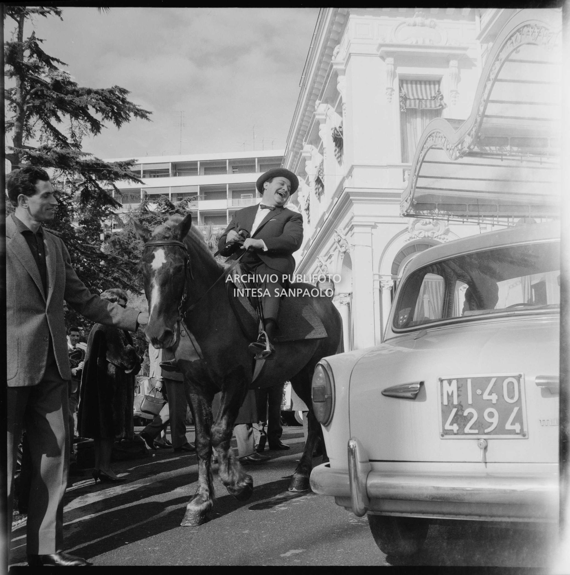 Aurelio Fierro in sella a un cavallo davanti al Casinò municipale nei giorni del XII Festival di Sanremo dove presenta la canzone "Lui andava a cavallo"