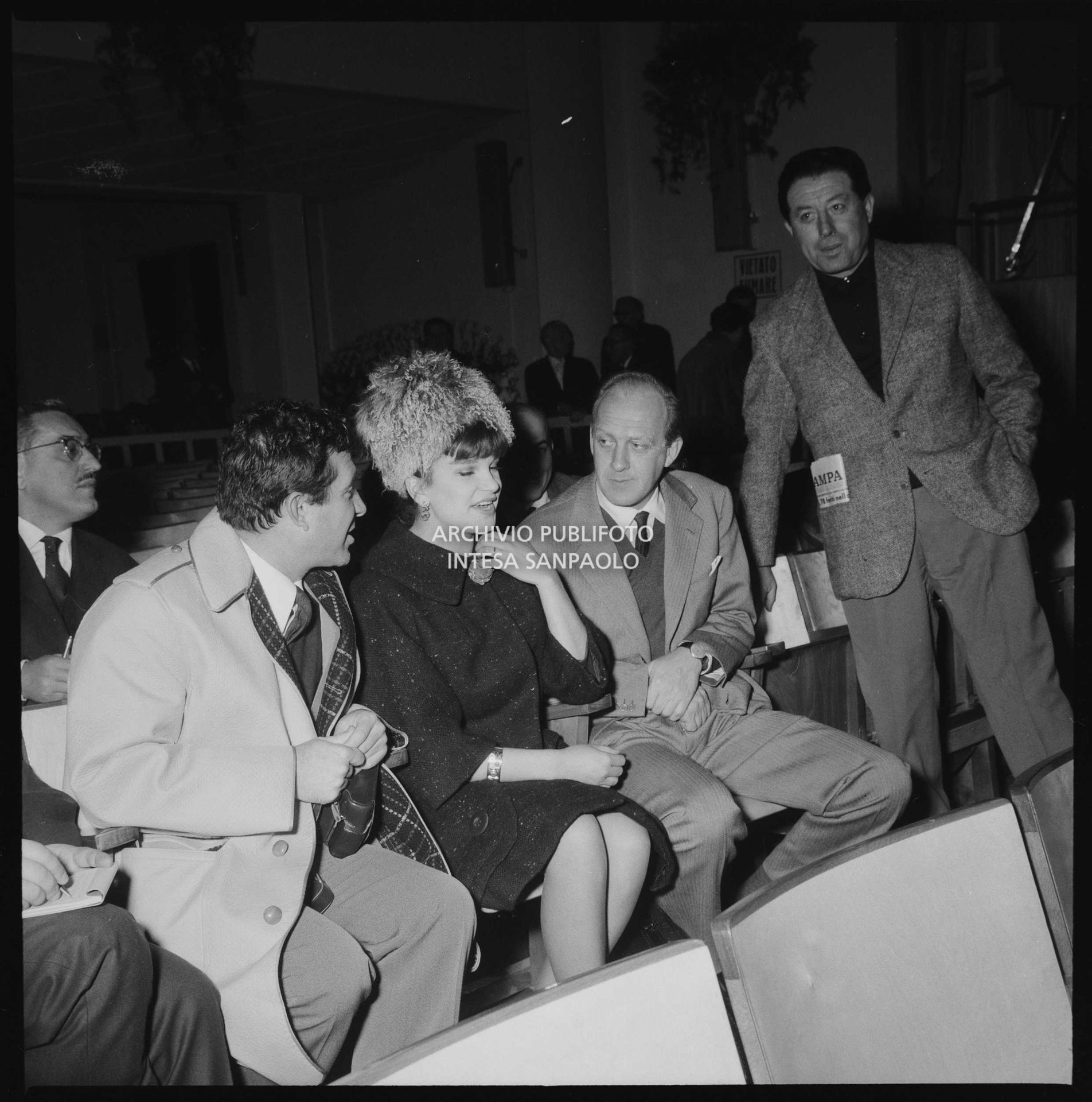 Da sinistra Ugo Tognazzi, Milva e Raimondo Vianello in platea durante le prove del Festival di Sanremo
