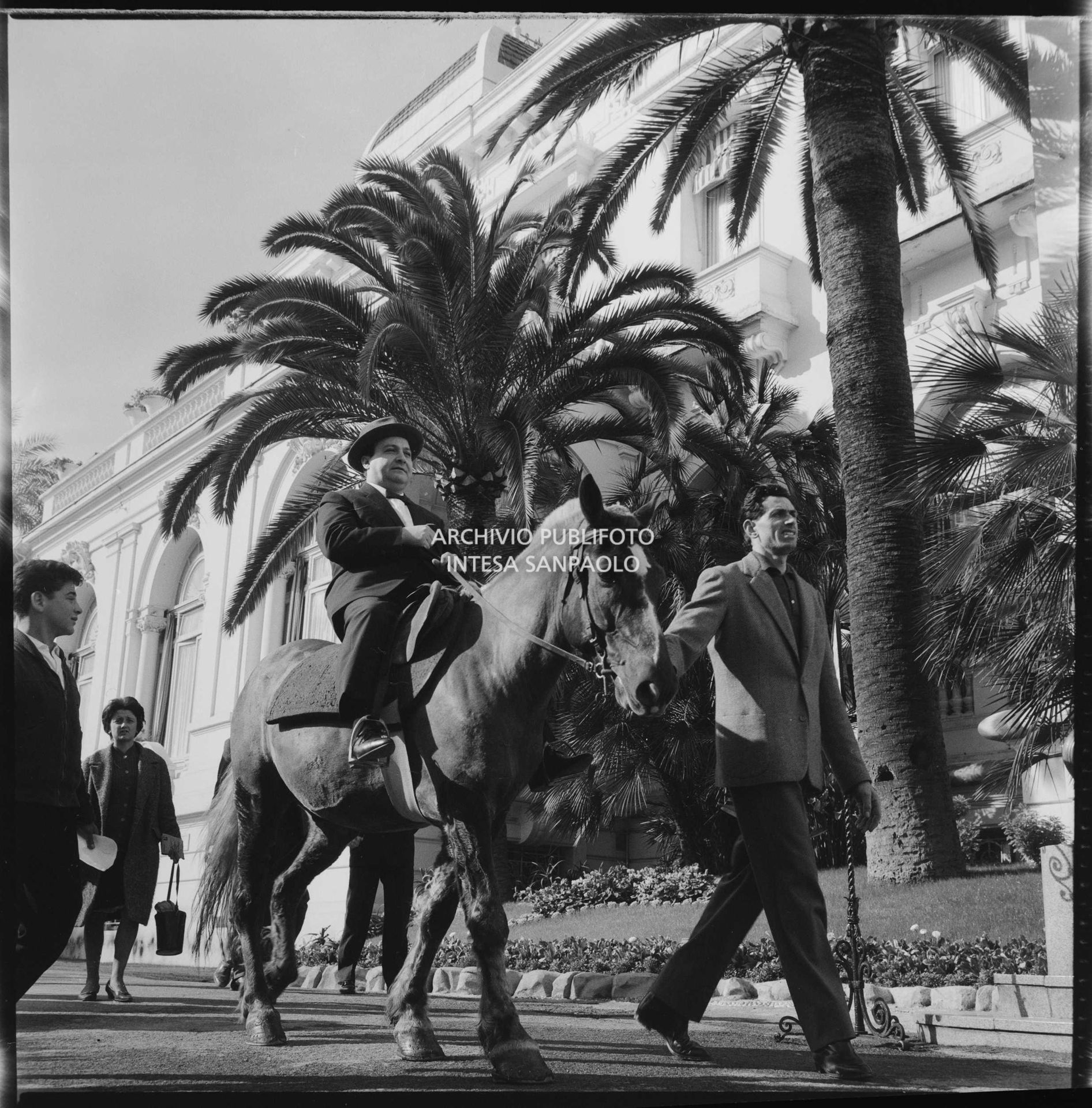 Aurelio Fierro in sella a un cavallo davanti al Casinò municipale nei giorni del XII Festival di Sanremo dove presenta la canzone "Lui andava a cavallo"