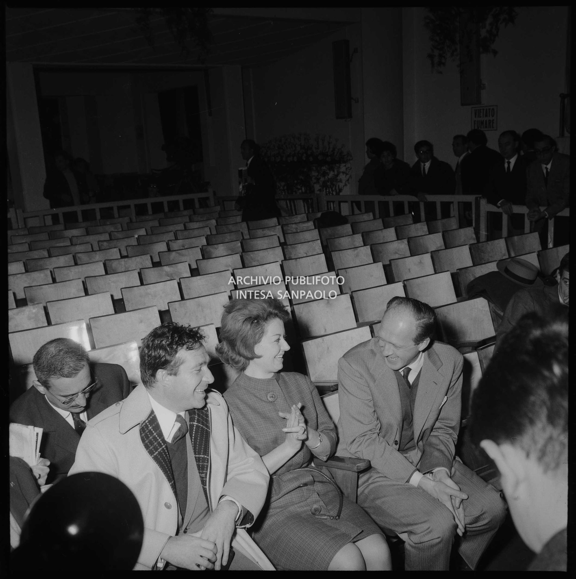 Da sinistra Ugo Tognazzi, Gloria Christian e Raimondo Vianello seduti in platea durante le prove del Festival di Sanremo
