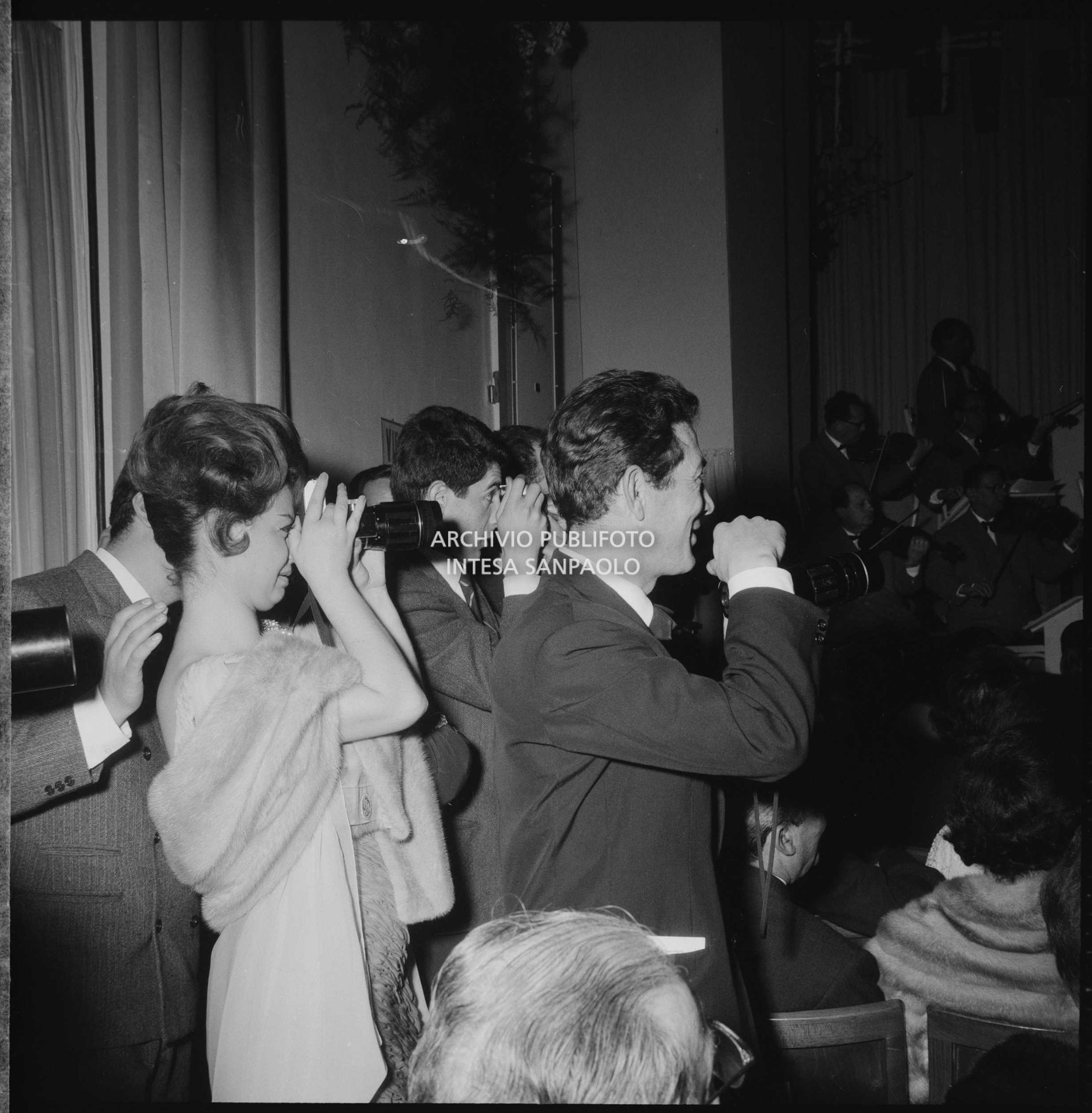 Gloria Christian guarda con il binocolo le prove del Festival di Sanremo