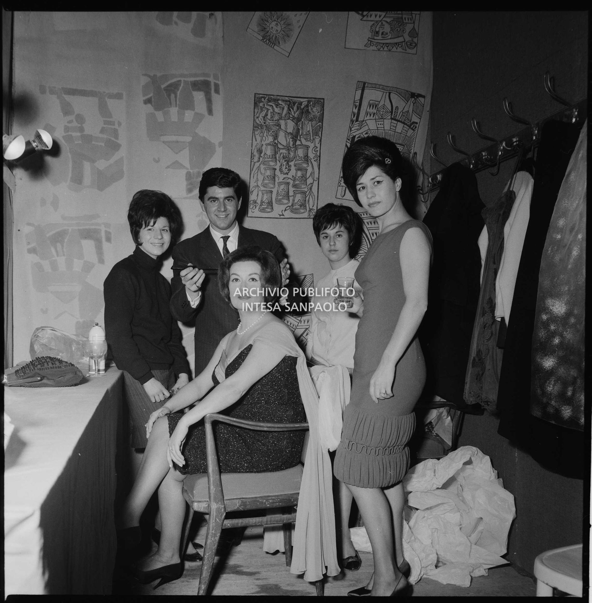 Flo Sando's e Miriam Del Mare insieme ad altri in sala trucco al XII Festival di Sanremo