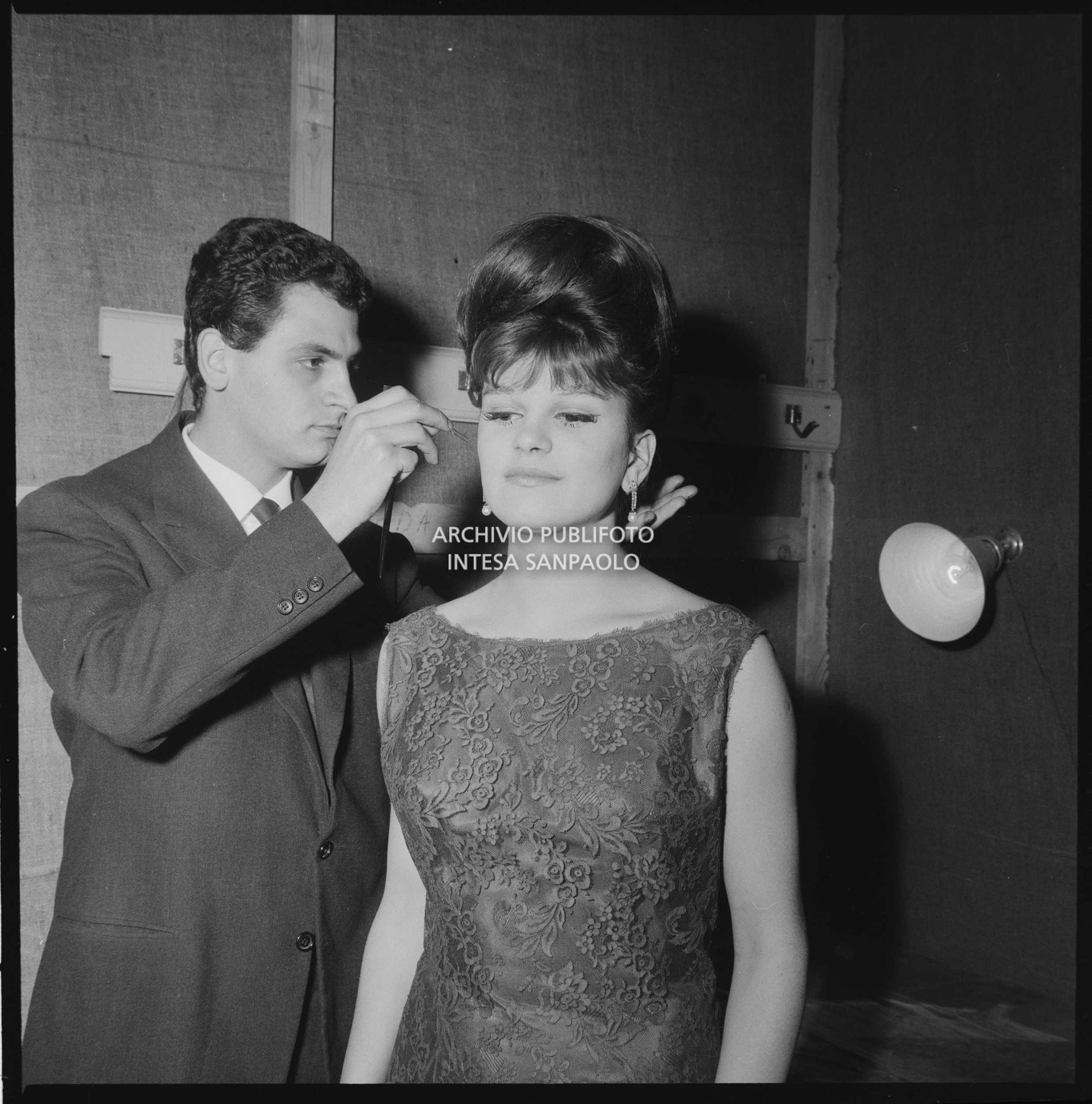 Milva in sala trucco al XII Festival di Sanremo