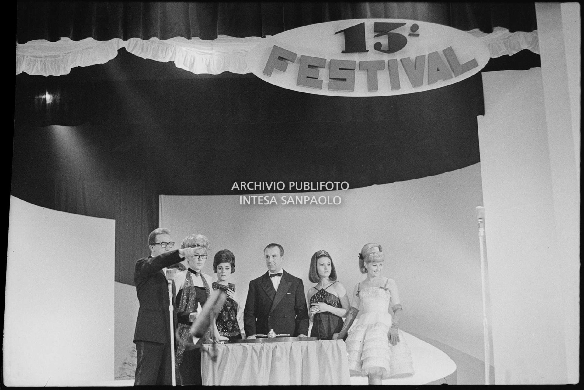 Mike Bongiorno, Edy Campagnoli, Rosanna Armani, Maria Giovannini e Giuliana Copreni al XIII Festival della canzone italiana di Sanremo