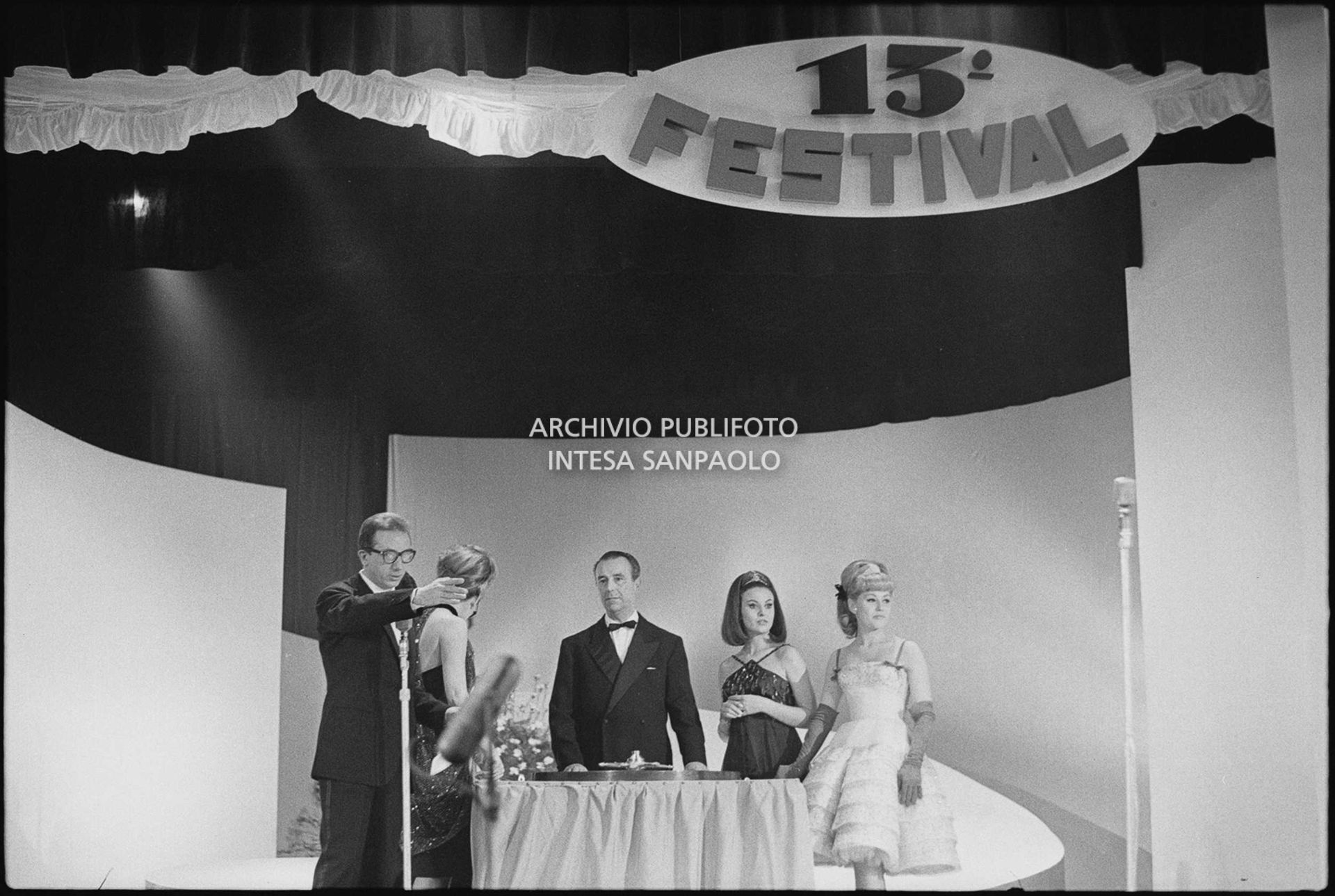 Mike Bongiorno, Edy Campagnoli, Maria Giovannini e Giuliana Copreni al XIII Festival della canzone italiana di Sanremo