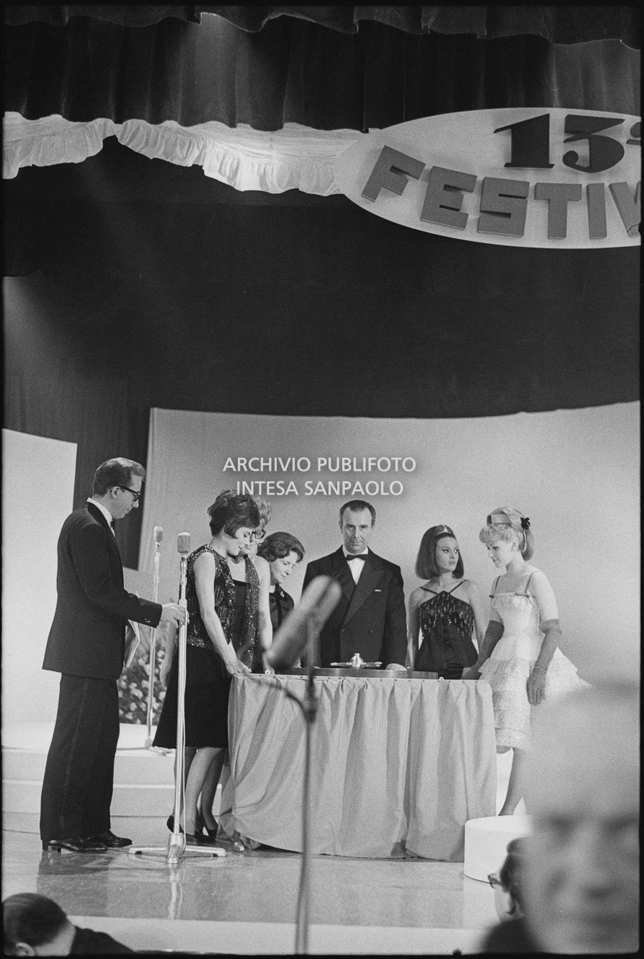 Mike Bongiorno conduce il XIII Festival della canzone italiana di Sanremo