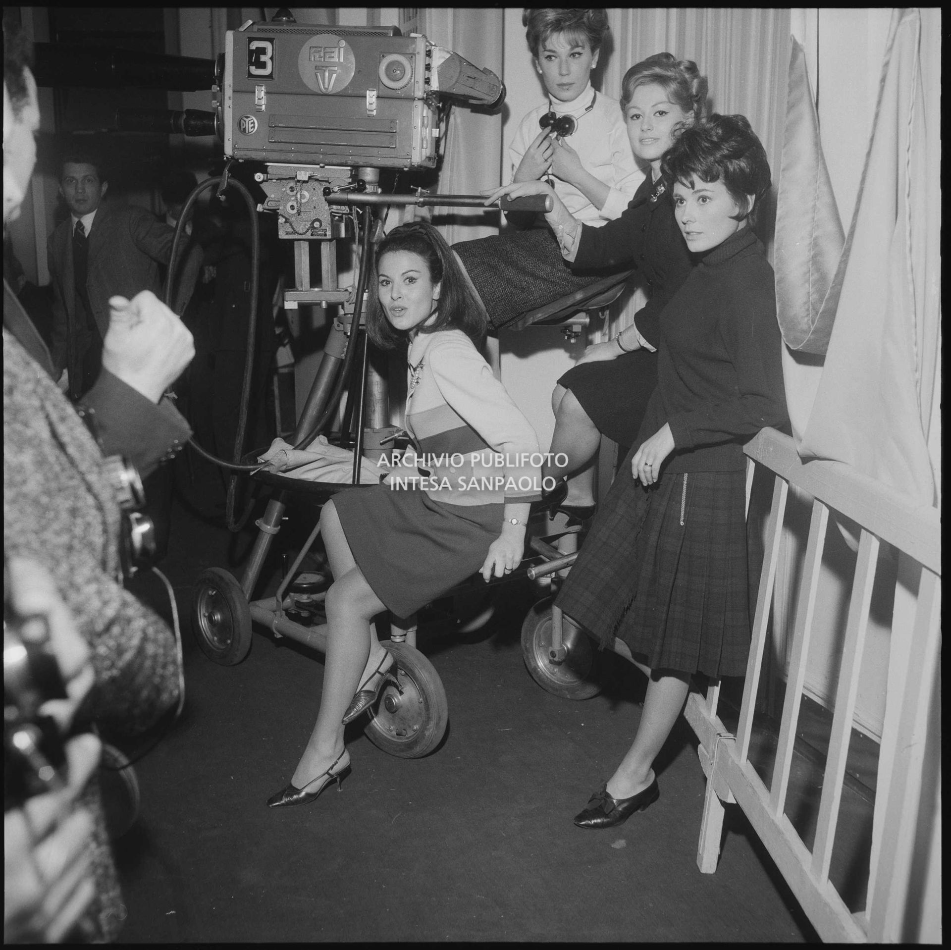 Le annunciatrici del XIII Festival della canzone italiana di Sanremo dietro le quinte: Edy Campagnoli, Giuliana Copreni, Rosanna Armani e Maria Giovannini