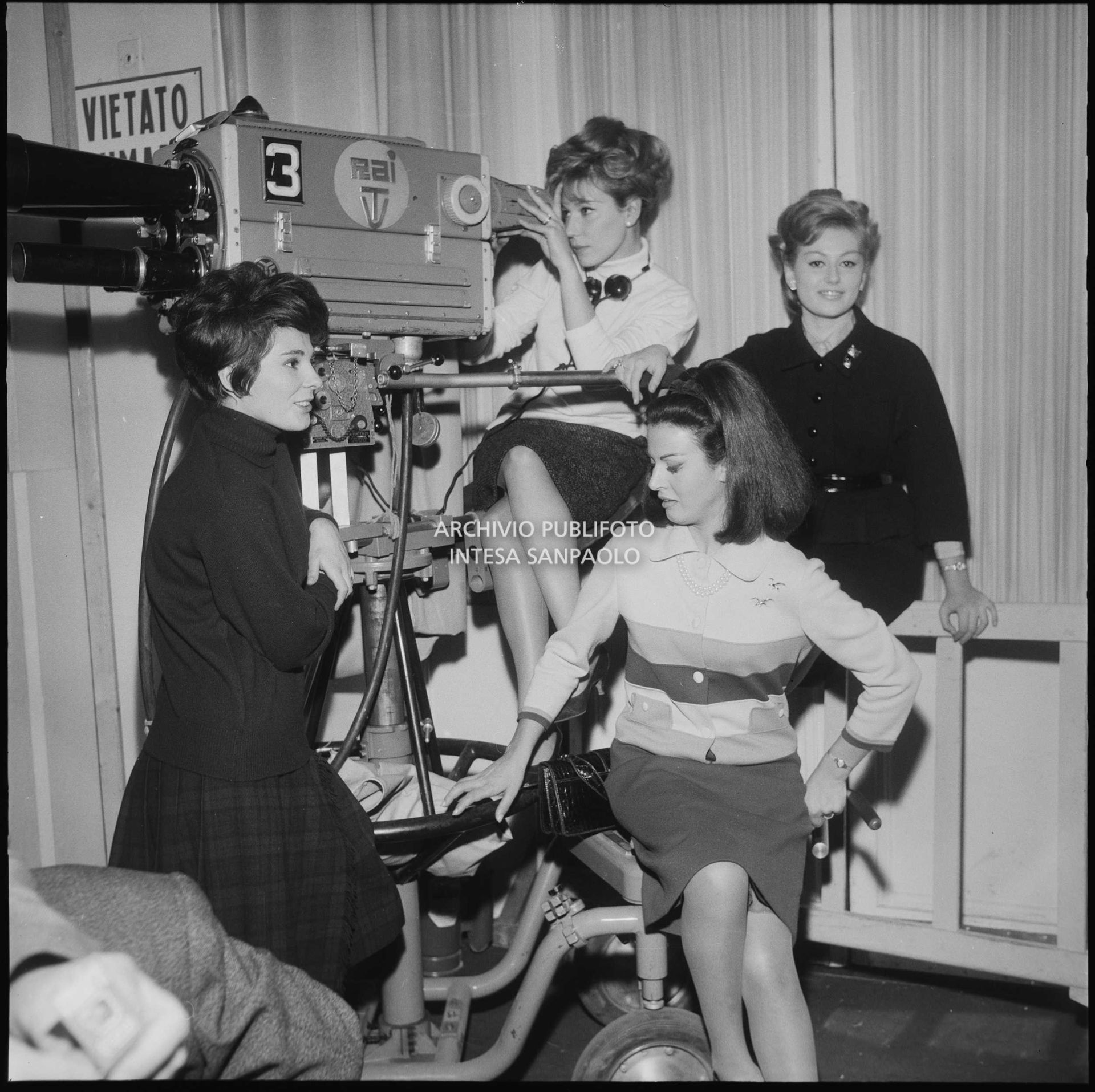 Le annunciatrici del XIII Festival della canzone italiana di Sanremo dietro le quinte: in senso orario, Edy Campagnoli (alla telecamera), Giuliana Copreni, Rosanna Armani e Maria Giovannini