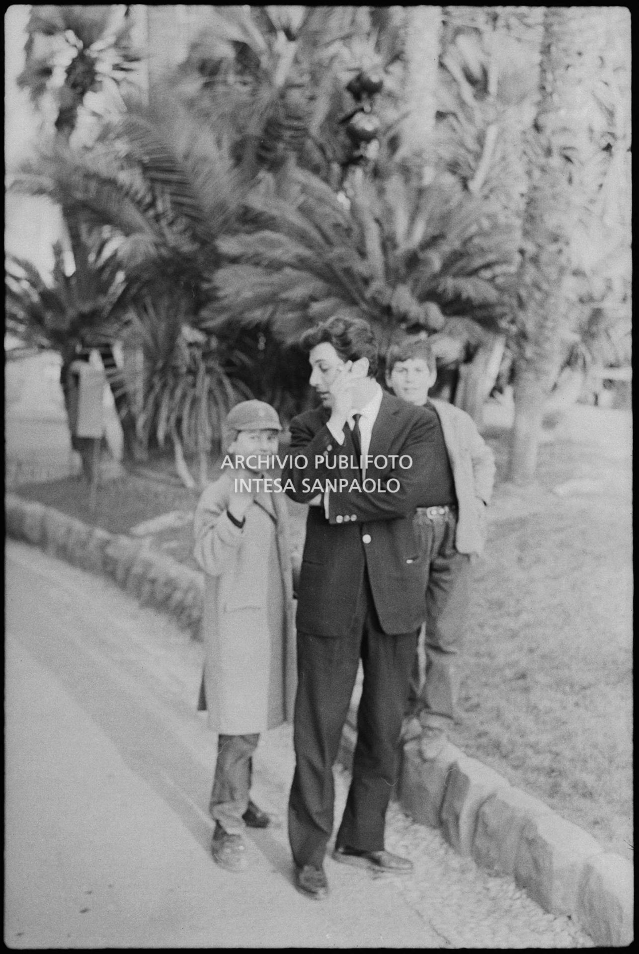 Gianni La Commare gioca allo schiaffo del soldato con dei ragazzini nei giorni del XIII Festival della canzone italiana di Sanremo