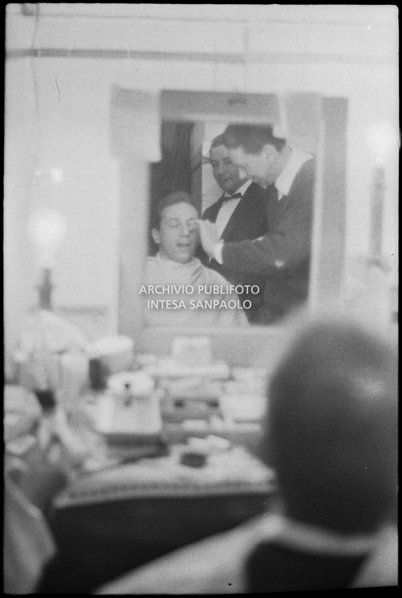 Mike Bongiorno al trucco durante il XIII Festival della canzone italiana di Sanremo