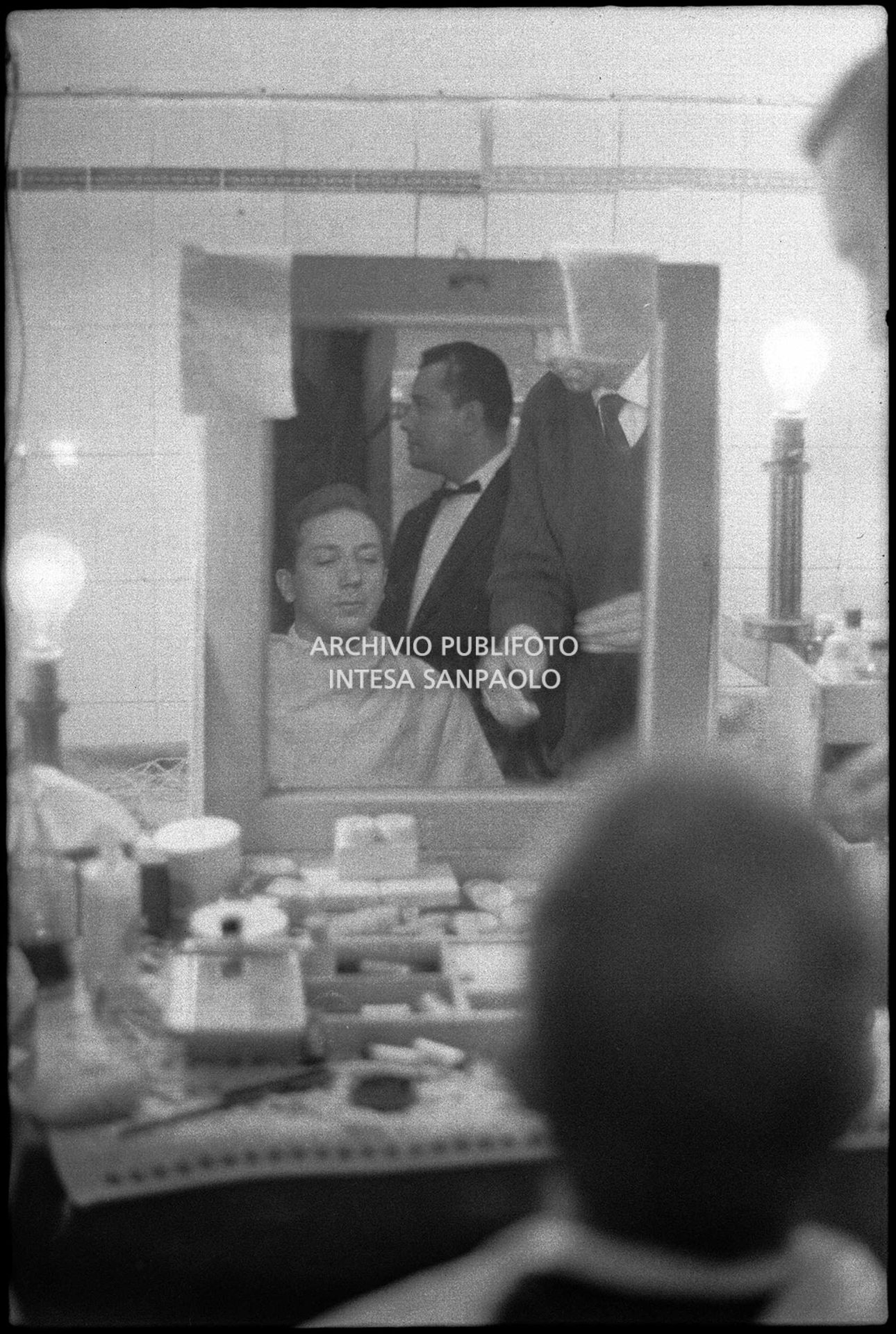Mike Bongiorno al trucco durante il XIII Festival della canzone italiana di Sanremo