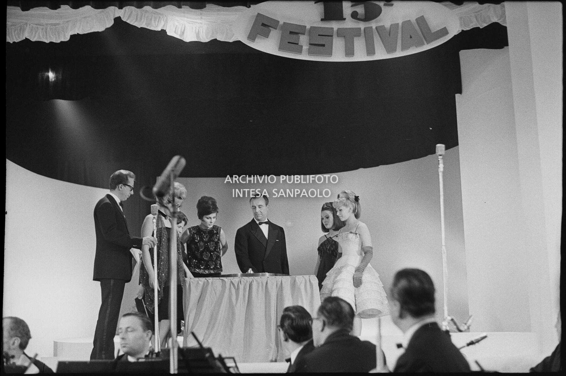 Mike Bongiorno conduce il XIII Festival della canzone italiana di Sanremo