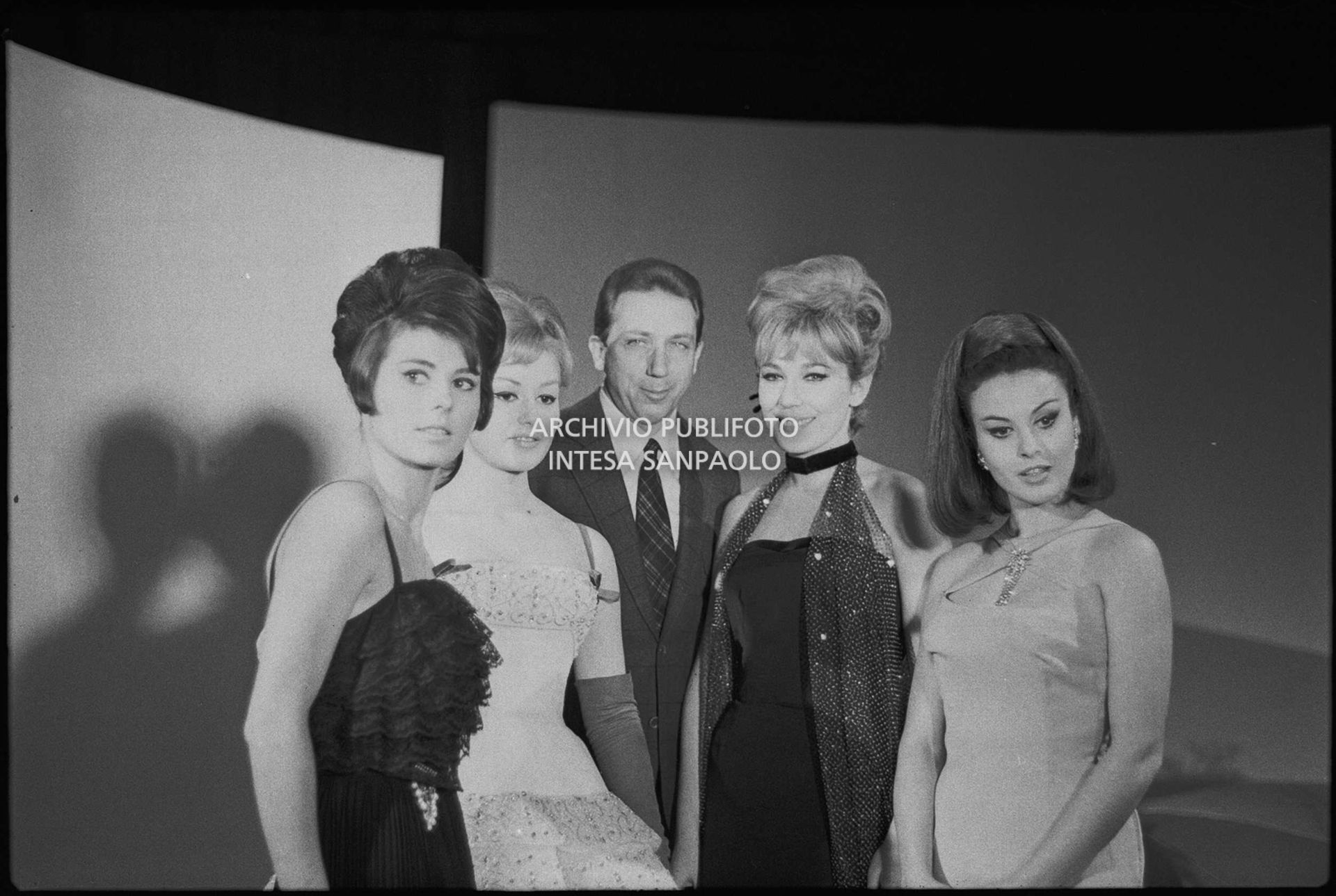 Rosanna Armani, Giuliana Copreni, Mike Bongiorno, Edy Campagnoli e Maria Giovannini al XIII Festival della canzone italiana di Sanremo