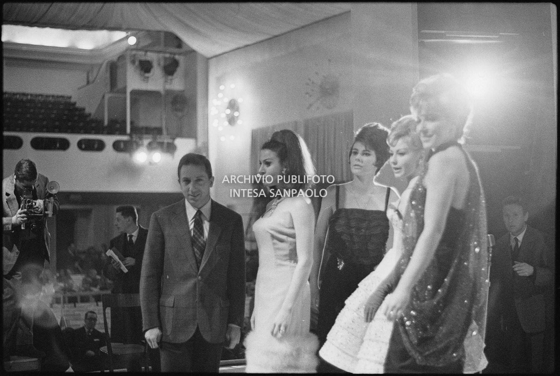 Mike Bongiorno, Maria Giovannini, Rosanna Armani, Giuliana Copreni e Edy Campagnoli  al XIII Festival della canzone italiana di Sanremo