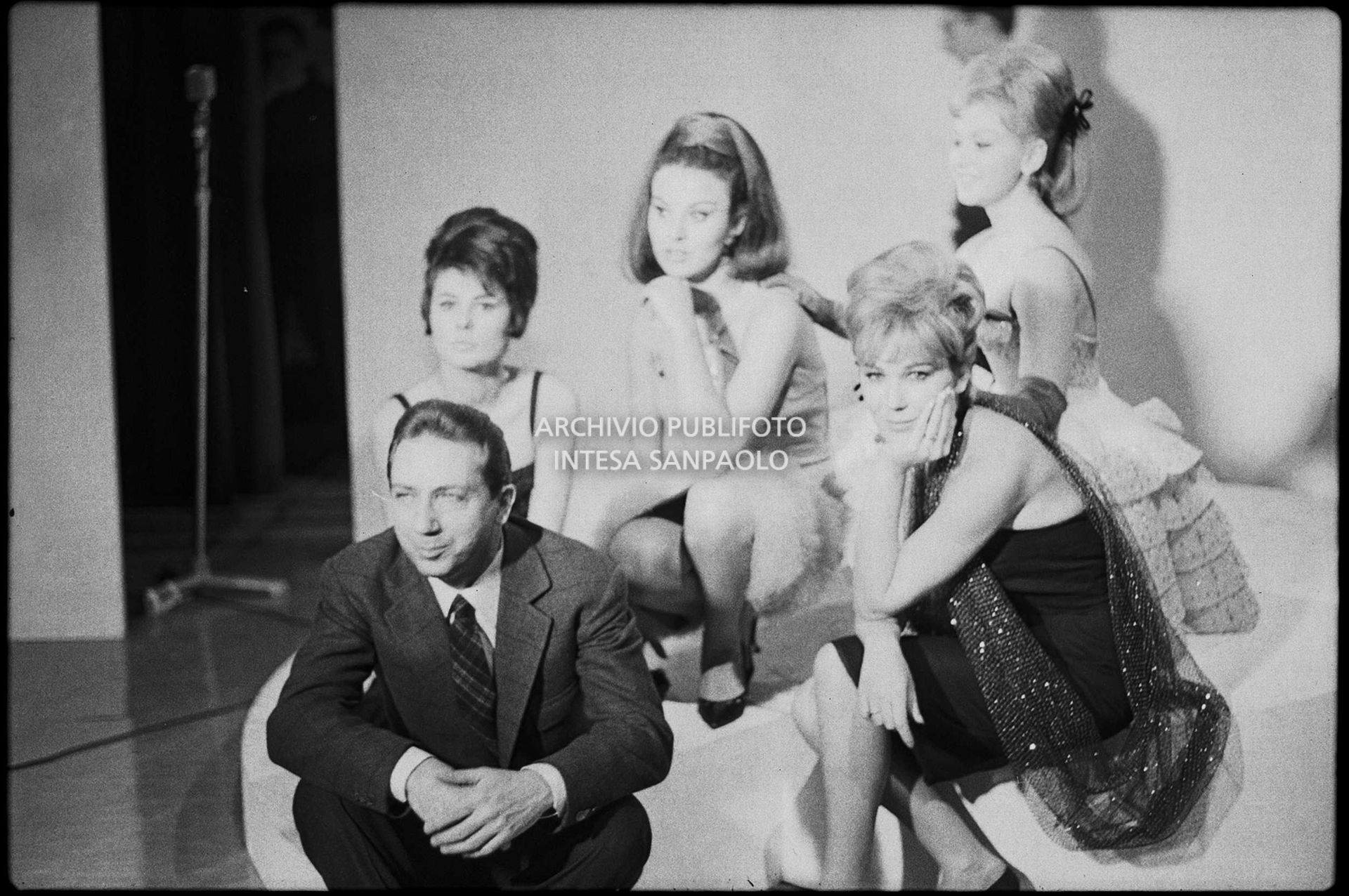 Mike Bongiorno, Edy Campagnoli (in prima fila) Rosanna Armani, Maria Giovannini e Giuliana Copreni (in seconda fila) al XIII Festival della canzone italiana di Sanremo