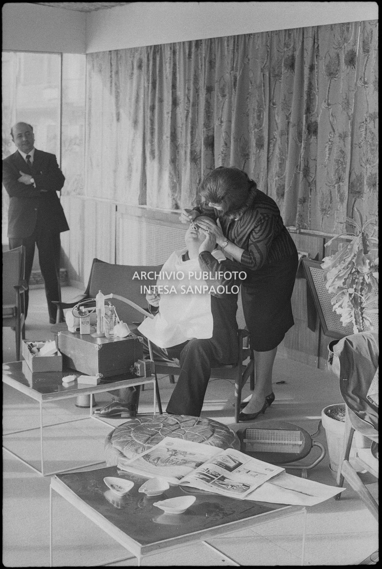 Luciano Tajoli fa l'aerosol nei giorni del XIII Festival della canzone italiana di Sanremo