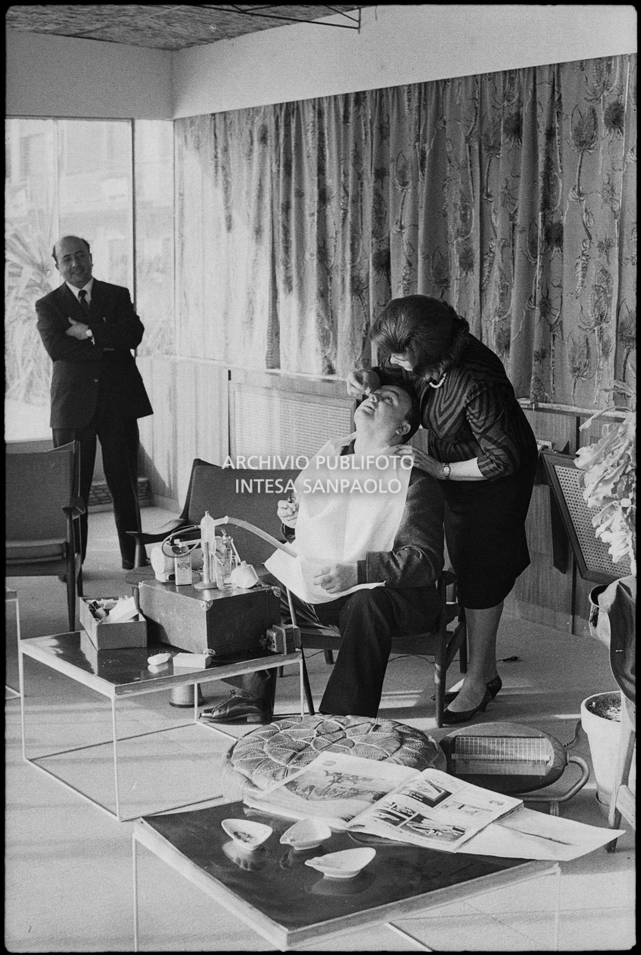 Luciano Tajoli fa l'aerosol nei giorni del XIII Festival della canzone italiana di Sanremo