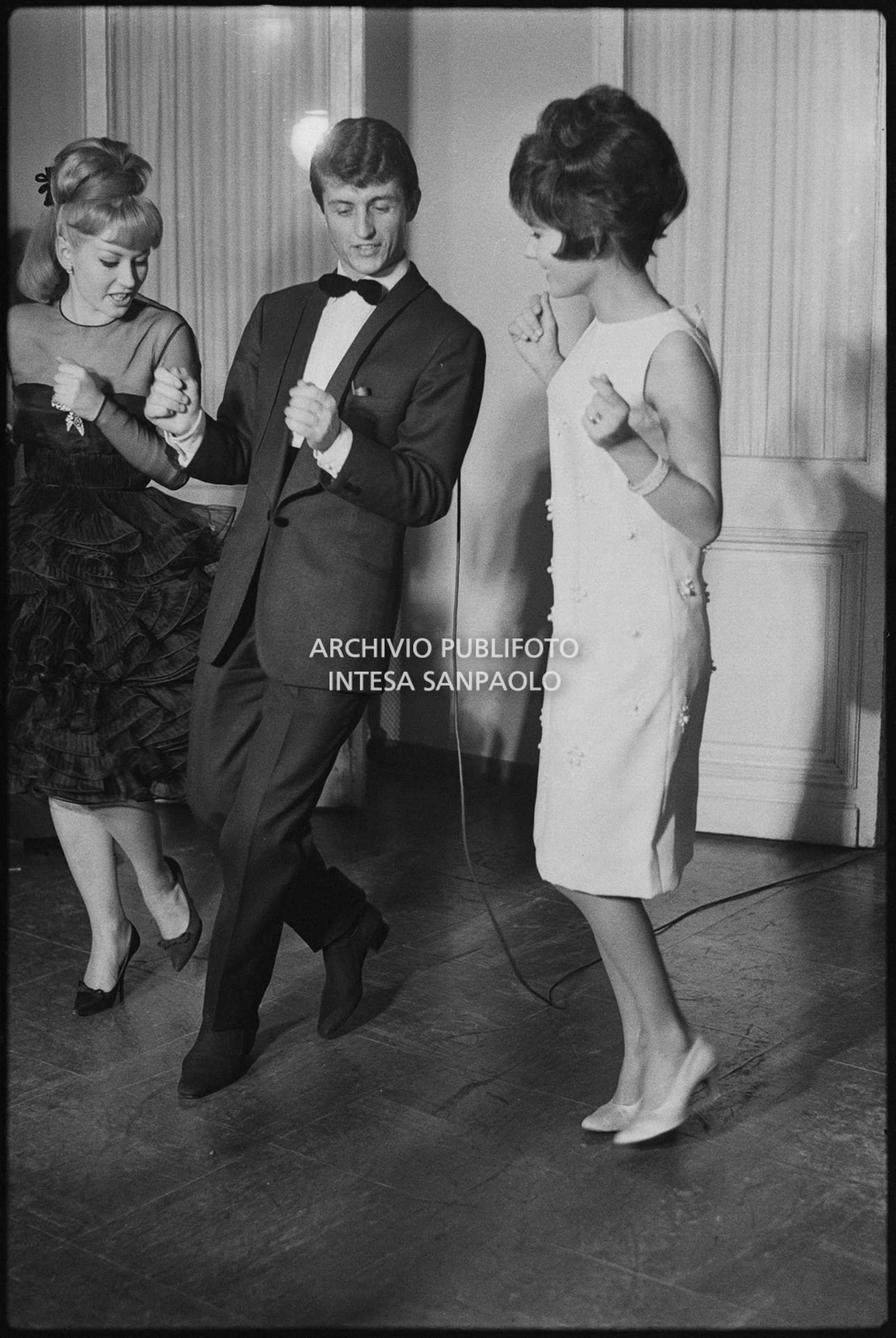 Tony Renis danza con le presentatrici Giuliana Copreni e Rosanna Armani nei giorni del XIII Festival della canzone italiana di Sanremo