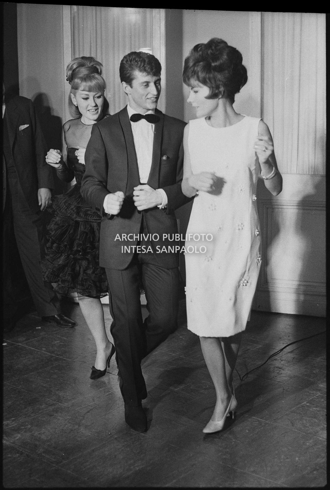 Tony Renis danza con le presentatrici Giuliana Copreni e Rosanna Armani nei giorni del XIII Festival della canzone italiana di Sanremo