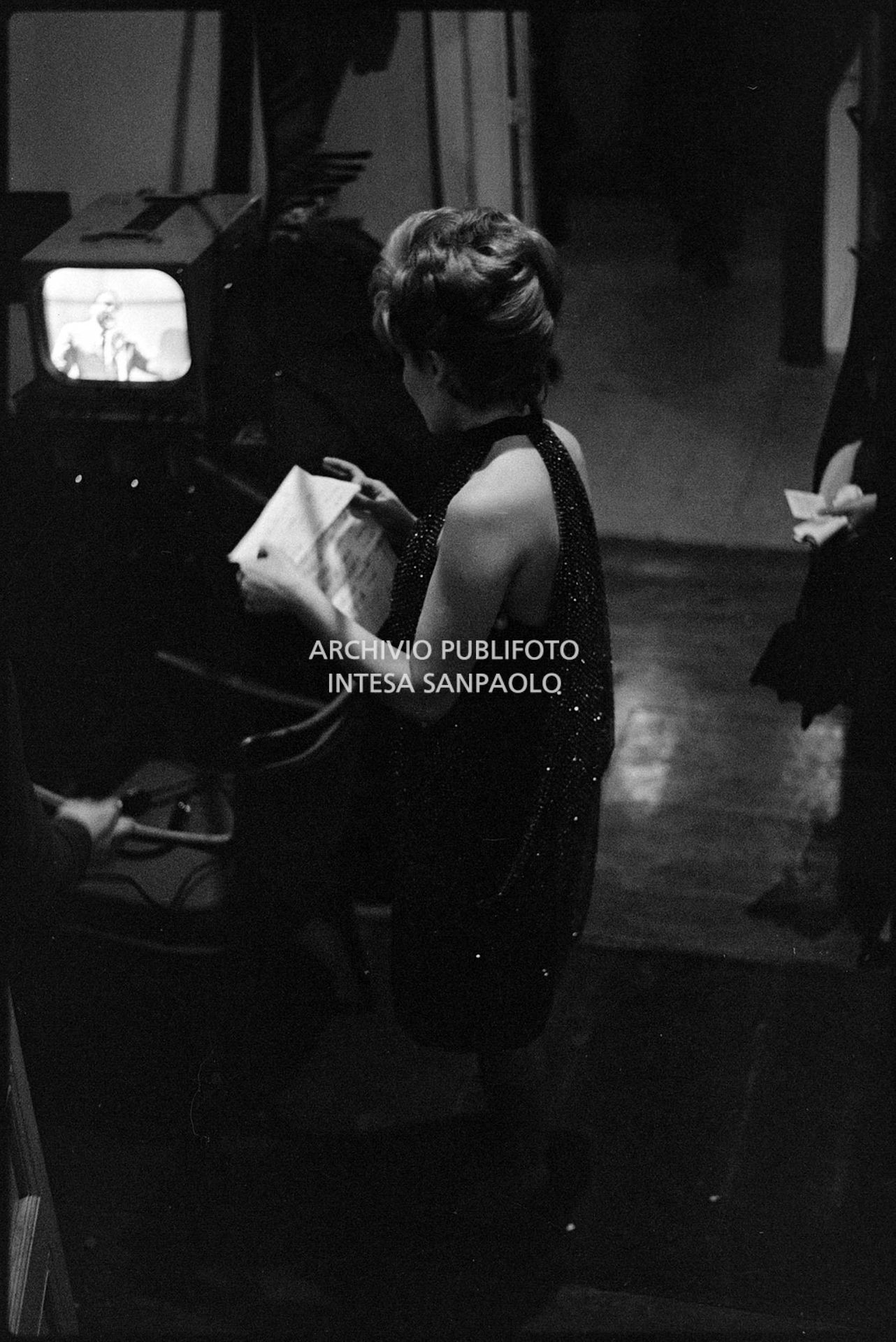 la presentatrice Edy Campagnoli dietro le quinte del XIII Festival della canzone italiana di Sanremo