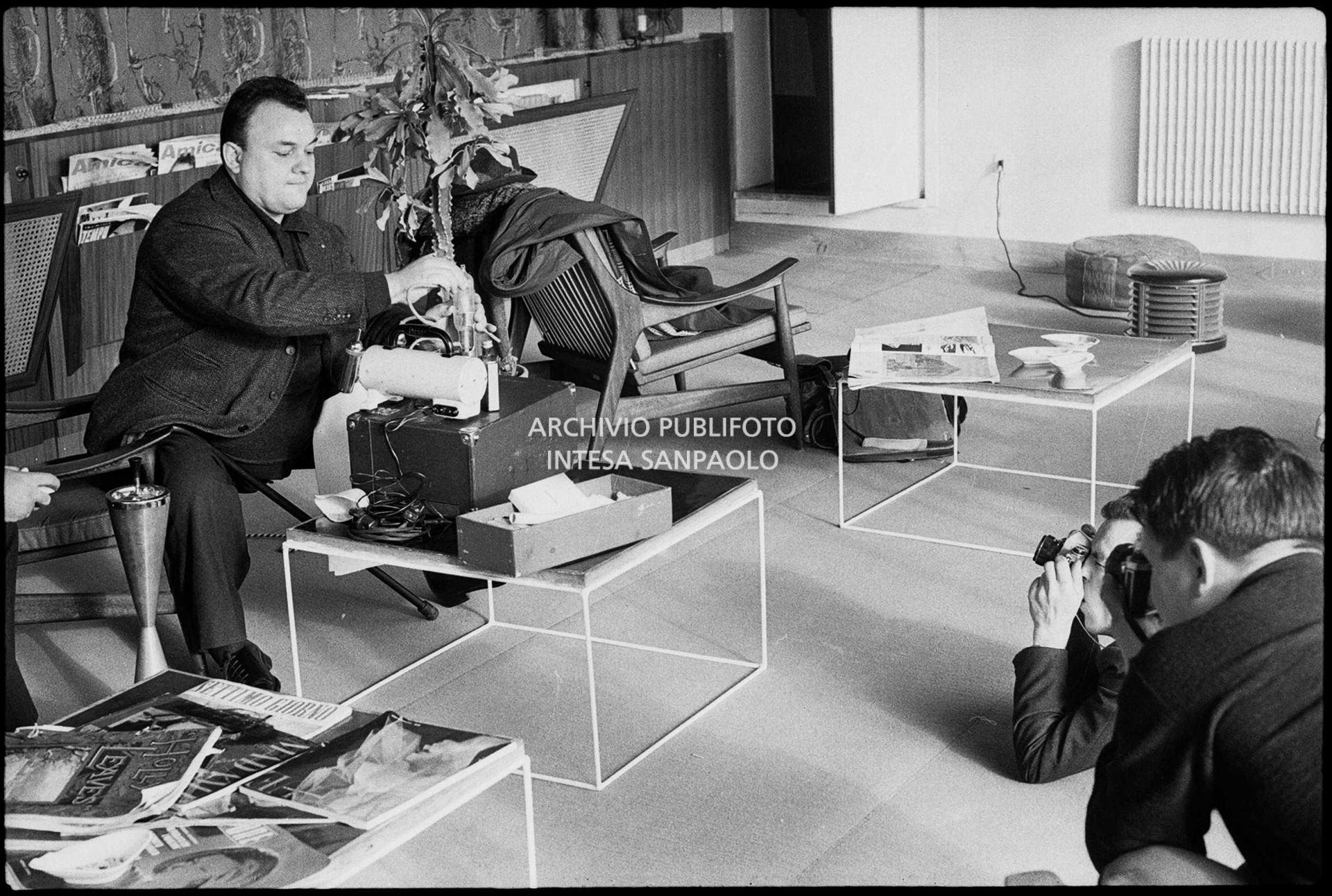 Luciano Tajoli fa l'aerosol nei giorni del XIII Festival della canzone italiana di Sanremo