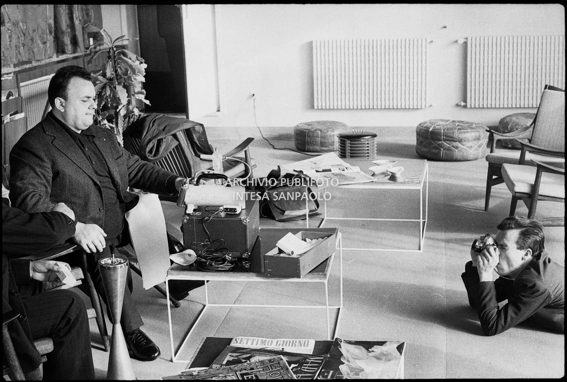 Luciano Tajoli fa l'aerosol nei giorni del XIII Festival della canzone italiana di Sanremo