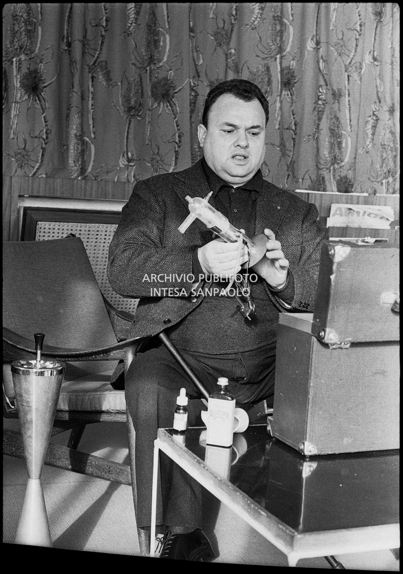 Luciano Tajoli fa l'aerosol nei giorni del XIII Festival della canzone italiana di Sanremo