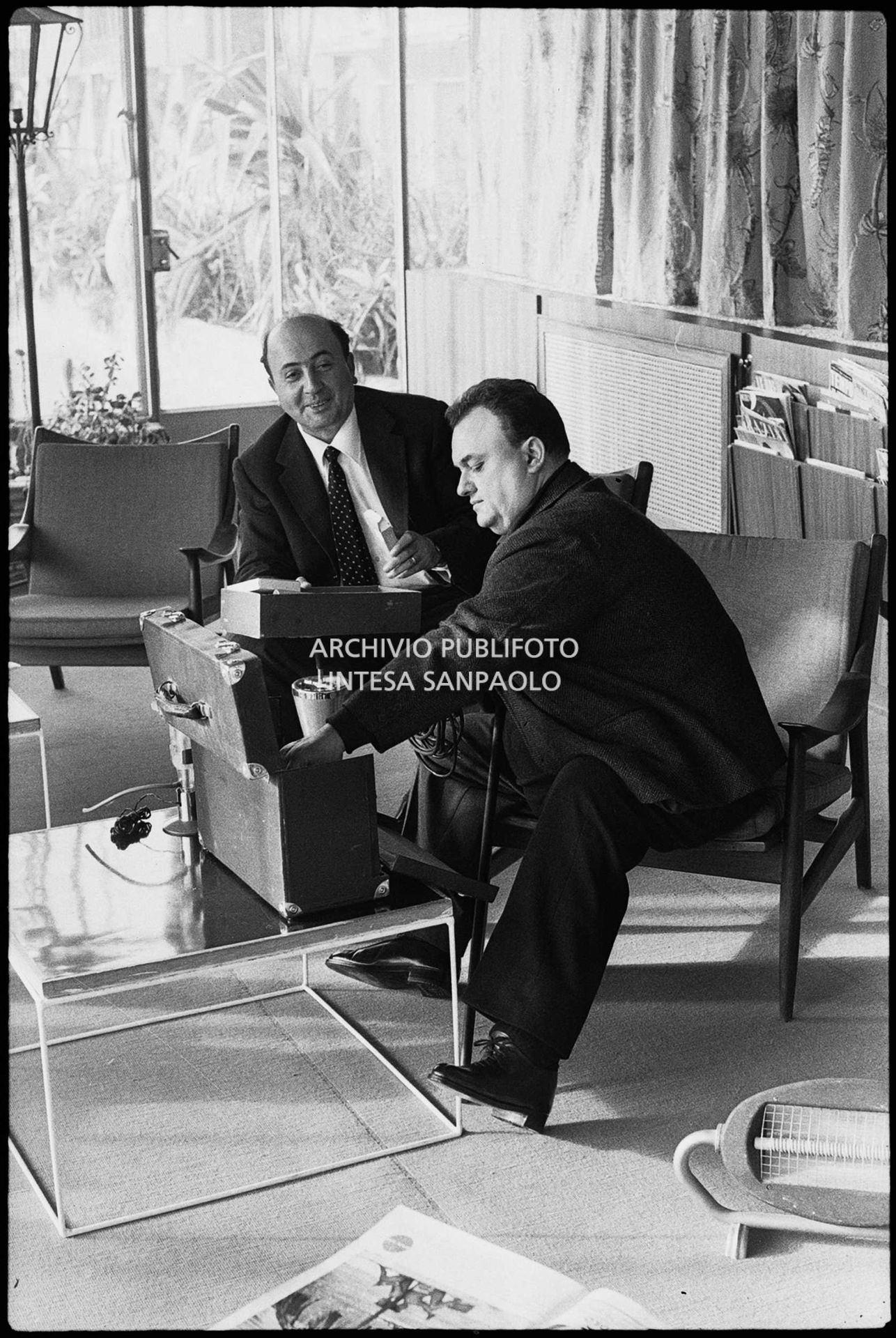 Luciano Tajoli fa l'aerosol nei giorni del XIII Festival della canzone italiana di Sanremo