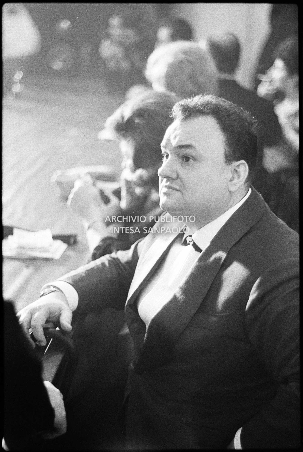 Luciano Tajoli fa l'aerosol nei giorni del XIII Festival della canzone italiana di Sanremo