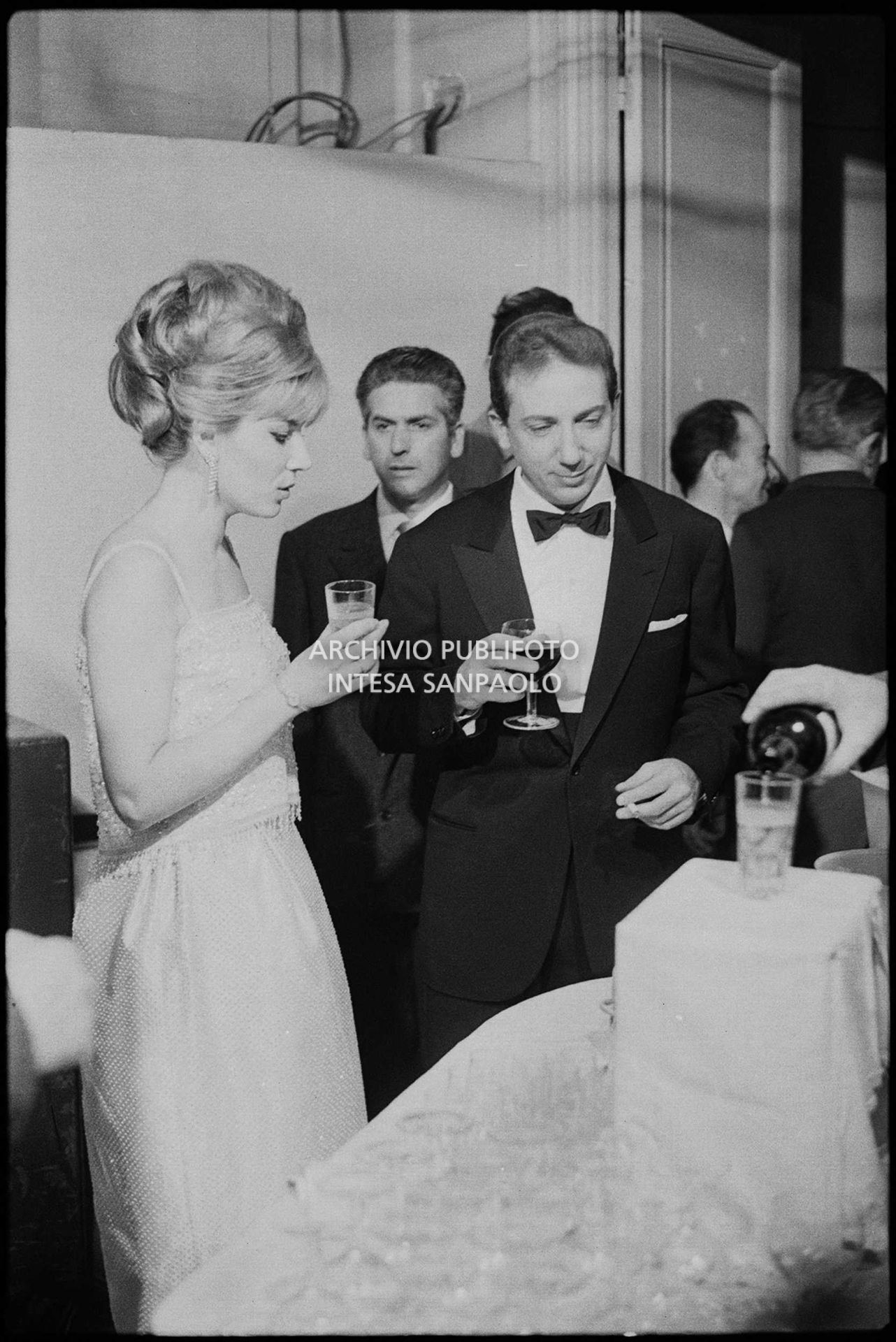 Edy Campagnoli e Mike Bongiorno dietro le quinte al XIII Festival della canzone italiana di Sanremo