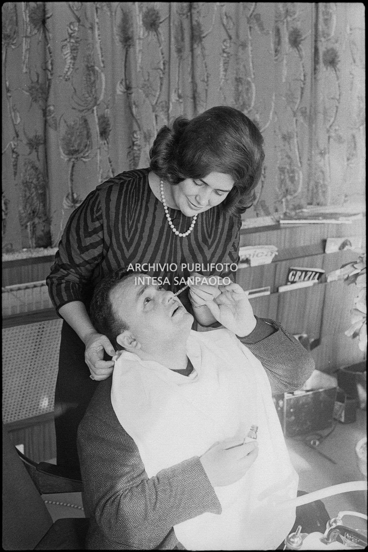 Luciano Tajoli fa l'aerosol nei giorni del XIII Festival della canzone italiana di Sanremo