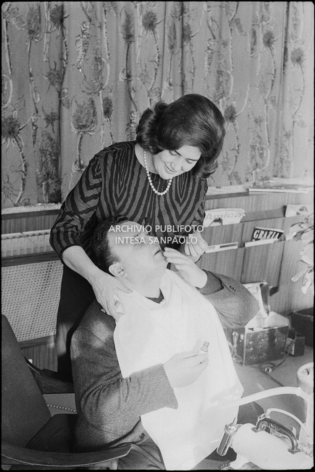 Luciano Tajoli fa l'aerosol nei giorni del XIII Festival della canzone italiana di Sanremo