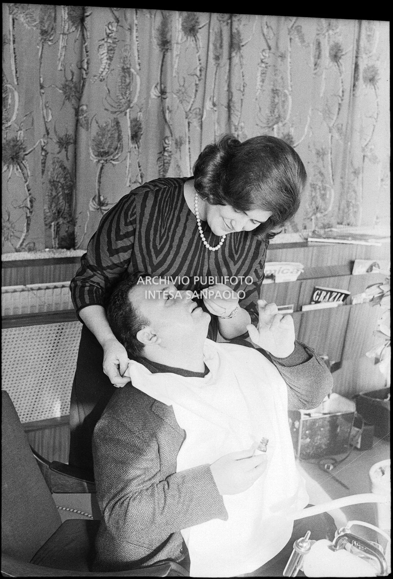 Luciano Tajoli fa l'aerosol nei giorni del XIII Festival della canzone italiana di Sanremo