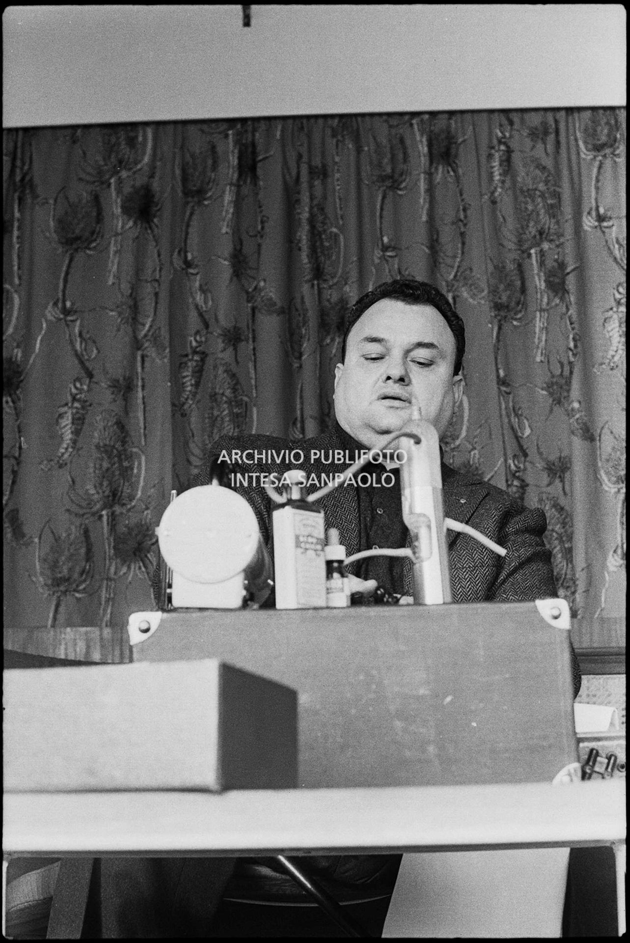 Luciano Tajoli fa l'aerosol nei giorni del XIII Festival della canzone italiana di Sanremo