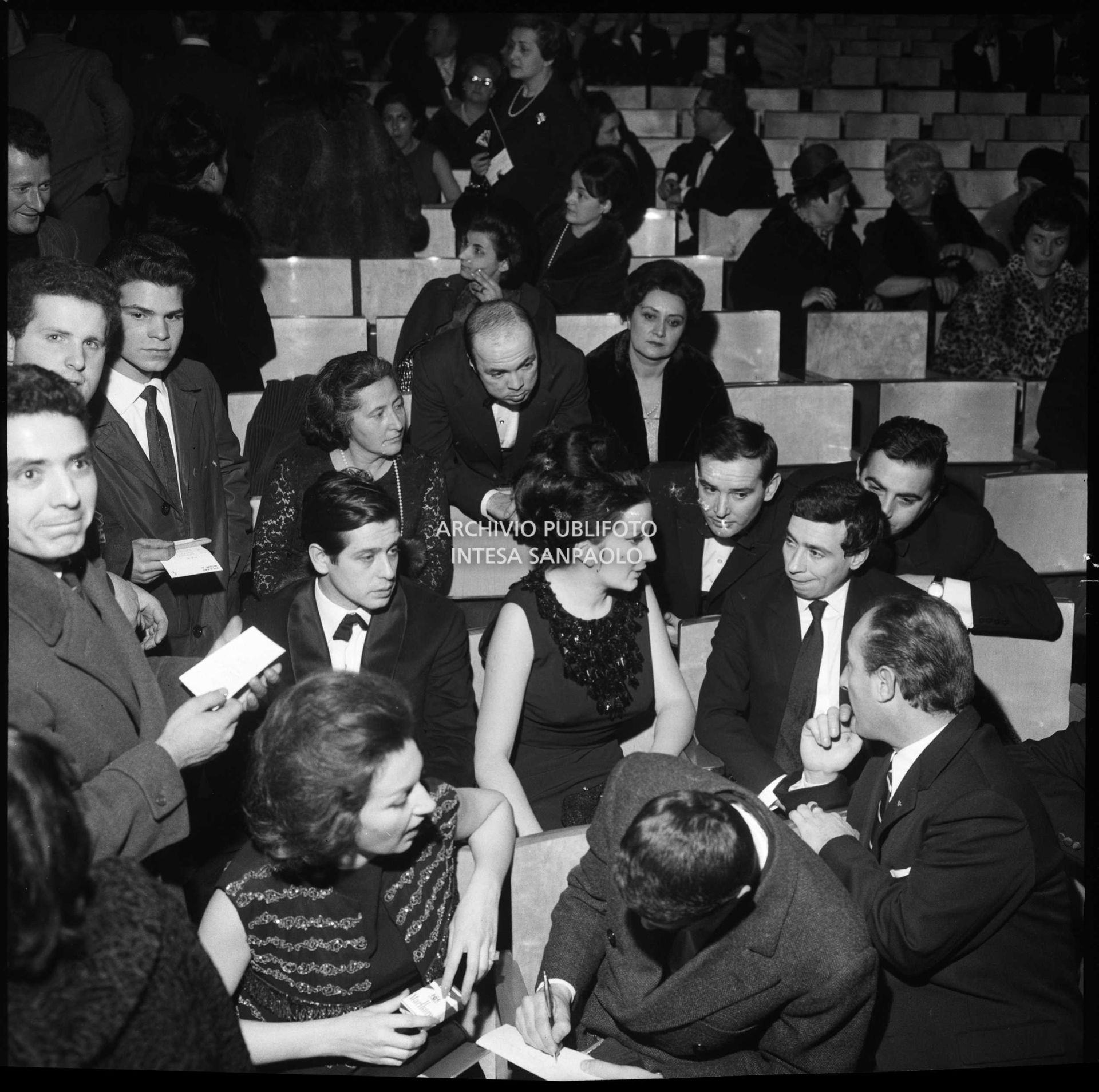 Mina, seduta tra Corrado Pani (a sinistra) e Umberto Bindi, in platea tra il pubblico del Salone delle feste del Casinò municipale in occasione del XVI Festival di Sanremo