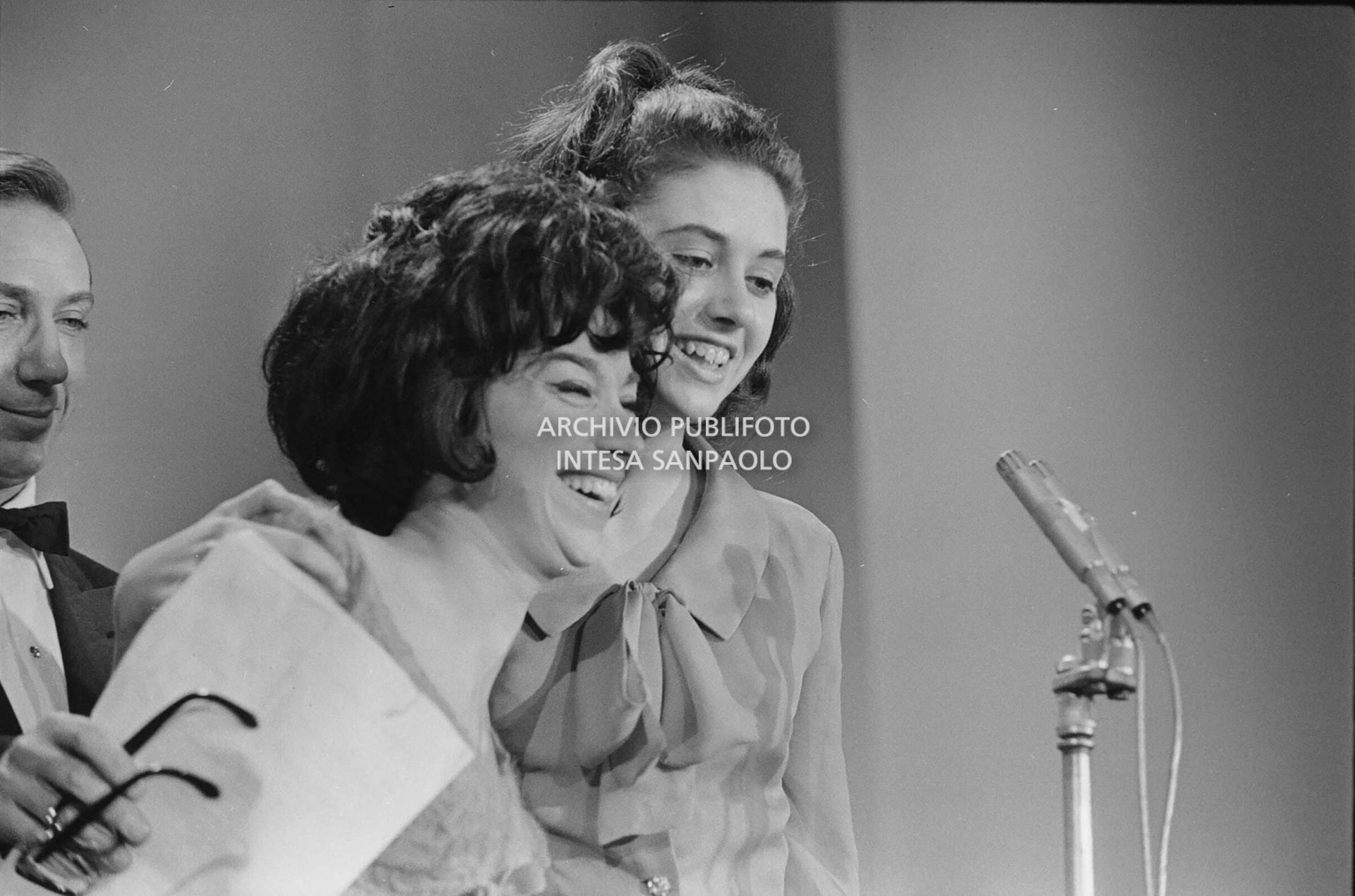 Mike Bongiorno sul palco del al XIV Festival di Sanremo con Gigliola Cinquetti e Patricia Carli