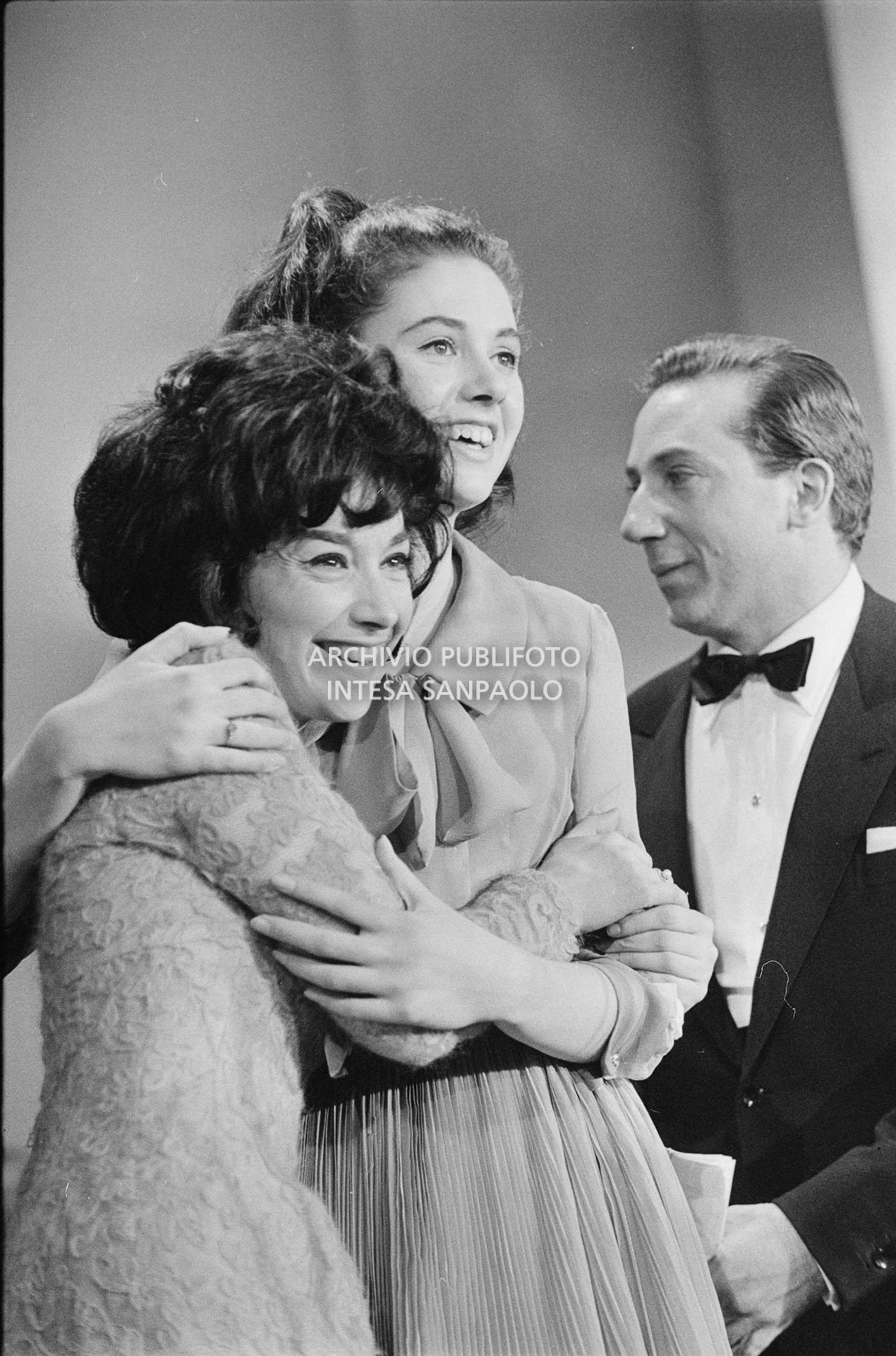 Mike Bongiorno sul palco del al XIV Festival di Sanremo con Gigliola Cinquetti e Patricia Carli