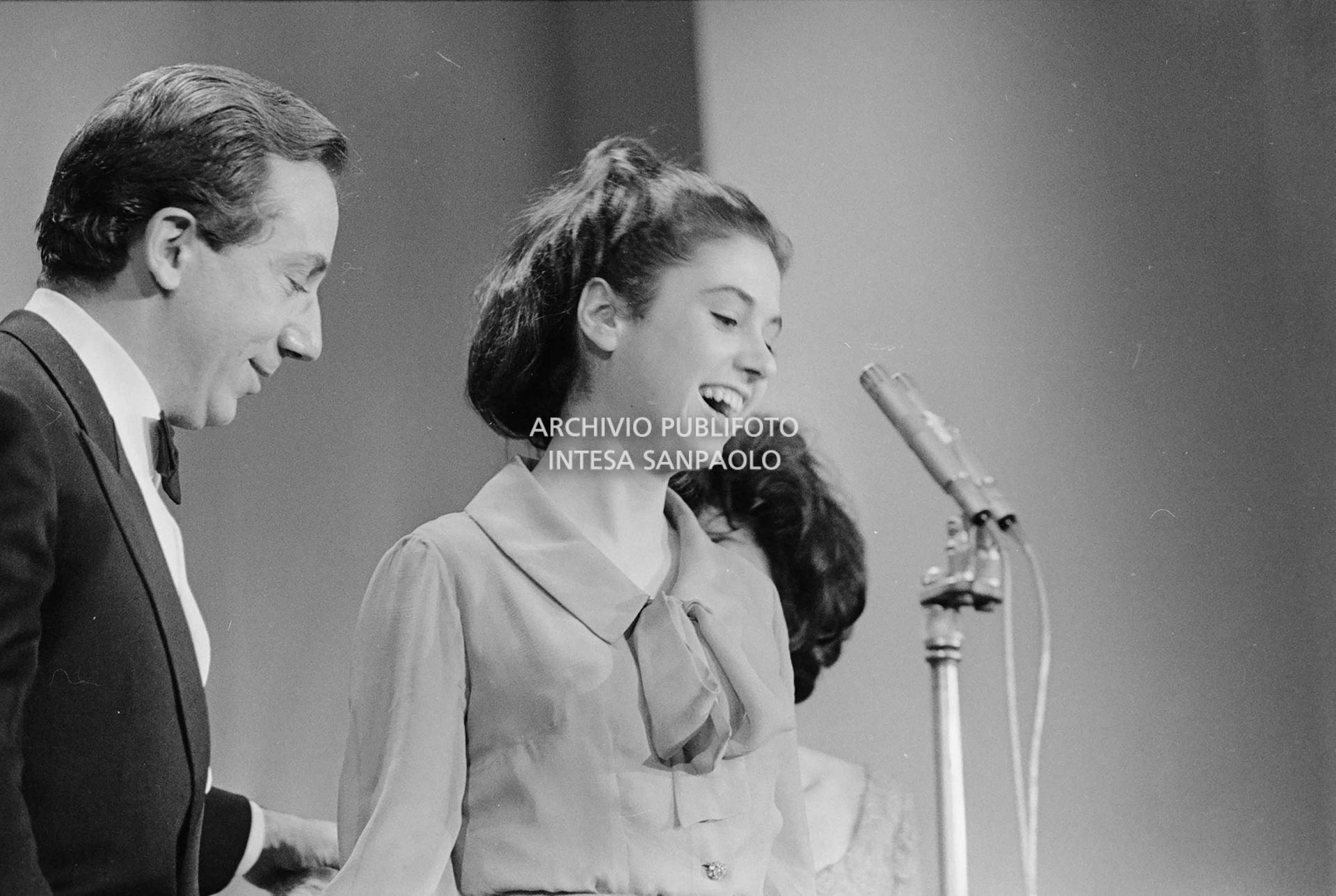 Mike Bongiorno sul palco del al XIV Festival di Sanremo con Gigliola Cinquetti e Patricia Carli