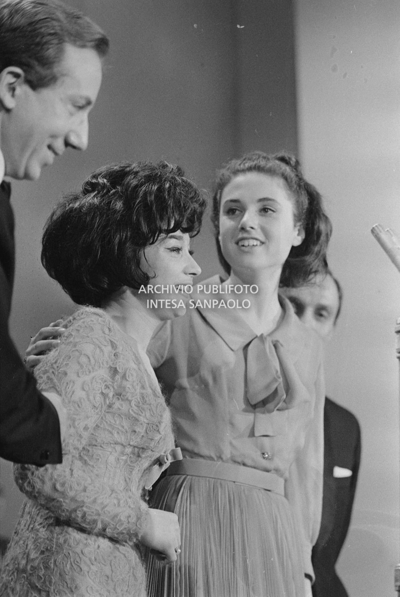 Mike Bongiorno sul palco del al XIV Festival di Sanremo con Gigliola Cinquetti e Patricia Carli