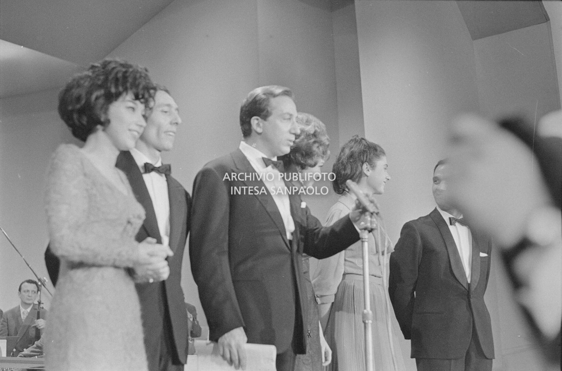 Mike Bongiorno sul palco del al XIV Festival di Sanremo con Gigliola Cinquetti e Patricia Carli